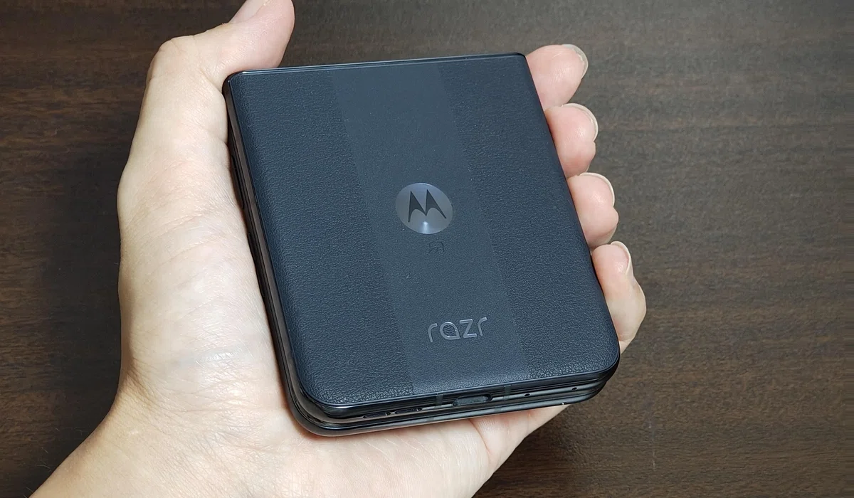 razr 50 ultraレビュー。おしゃれな縦折りスマホ、10万円以下で買える 