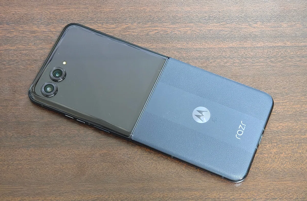 razr 50 ultraレビュー。おしゃれな縦折りスマホ、10万円以下で買える 