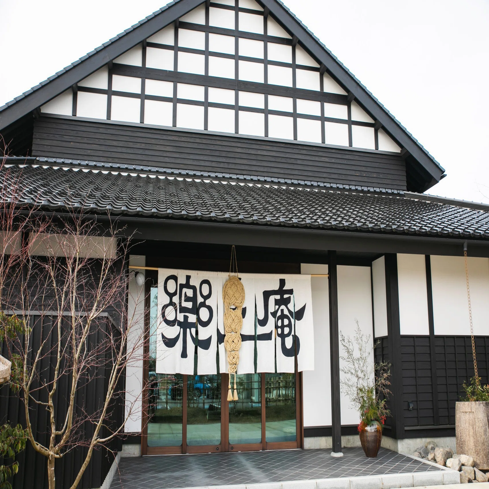 富山の“土徳”を体感できる」まるで美術館のようなアートホテル【楽土庵 