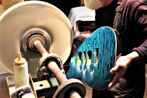深みのある “ツヤ” を目指して！｜Freedom Custom Guitar Research Co