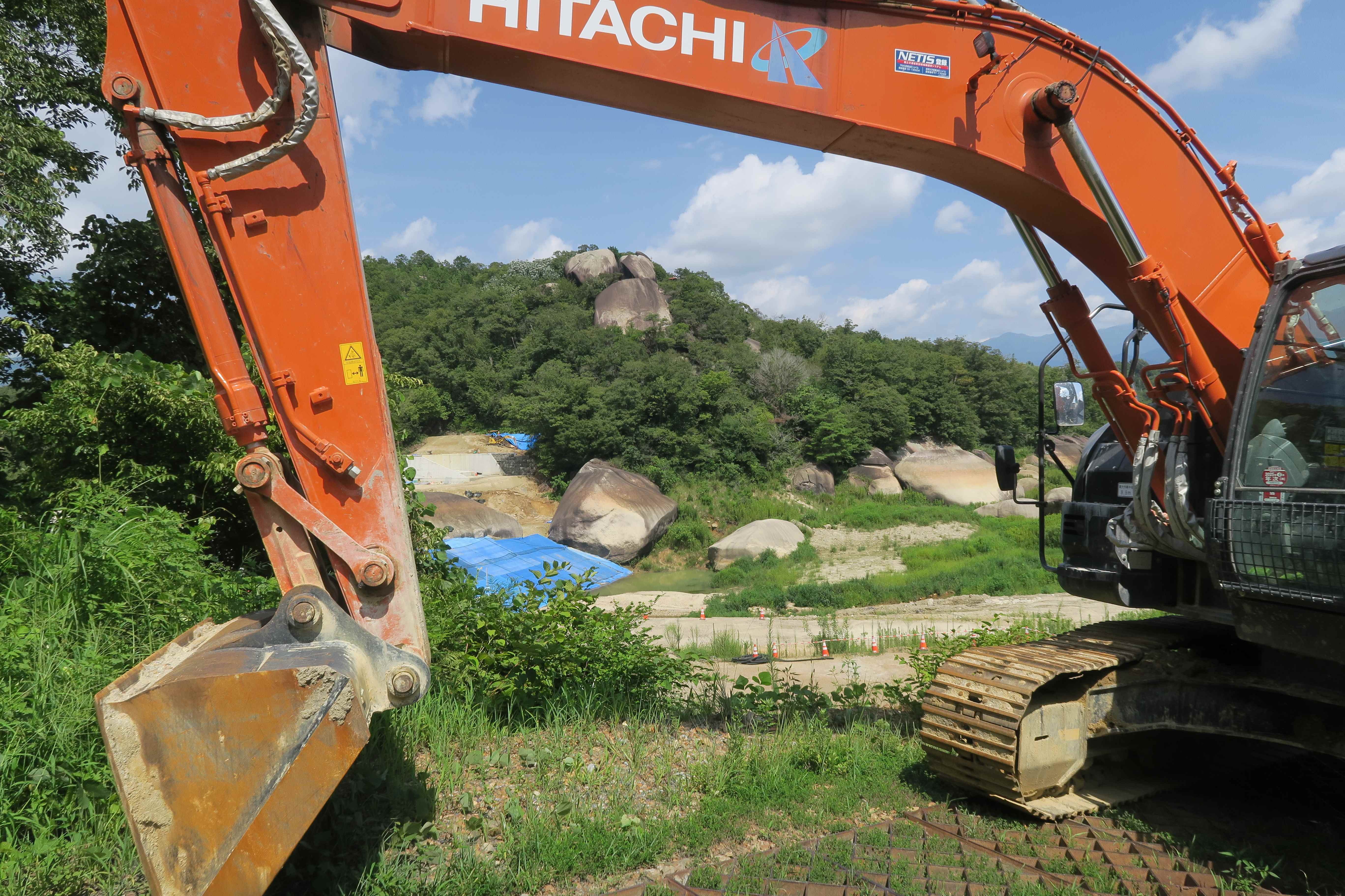 ひょうたん 岐阜県E中津川市】新溜池（ひょうたん池）｜改修の手が進む、巨石と堤