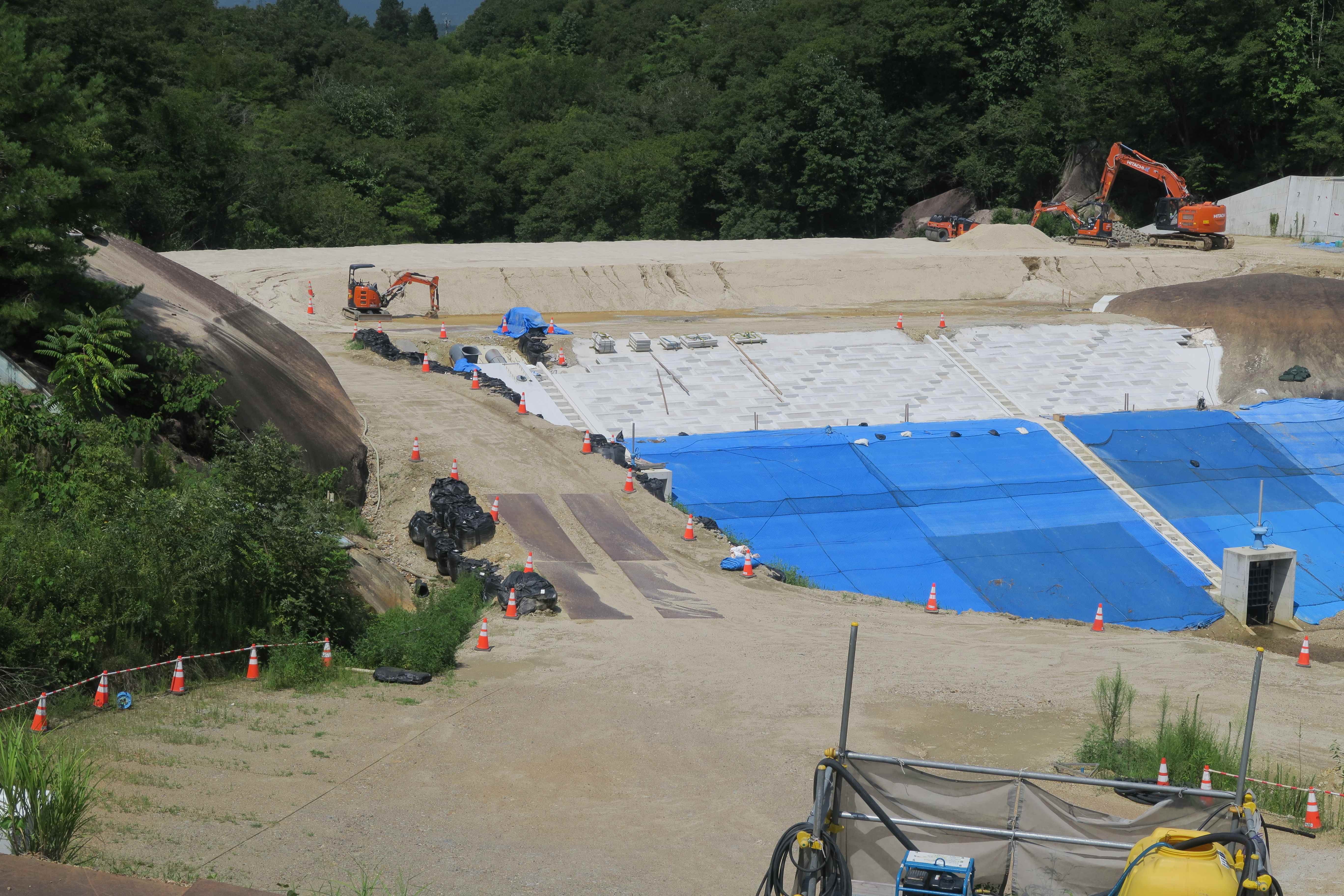 直接引取限定　ひょうたん池 岐阜県中津川市E】新溜池（ひょうたん池）｜改修の手が進む、巨石と堤