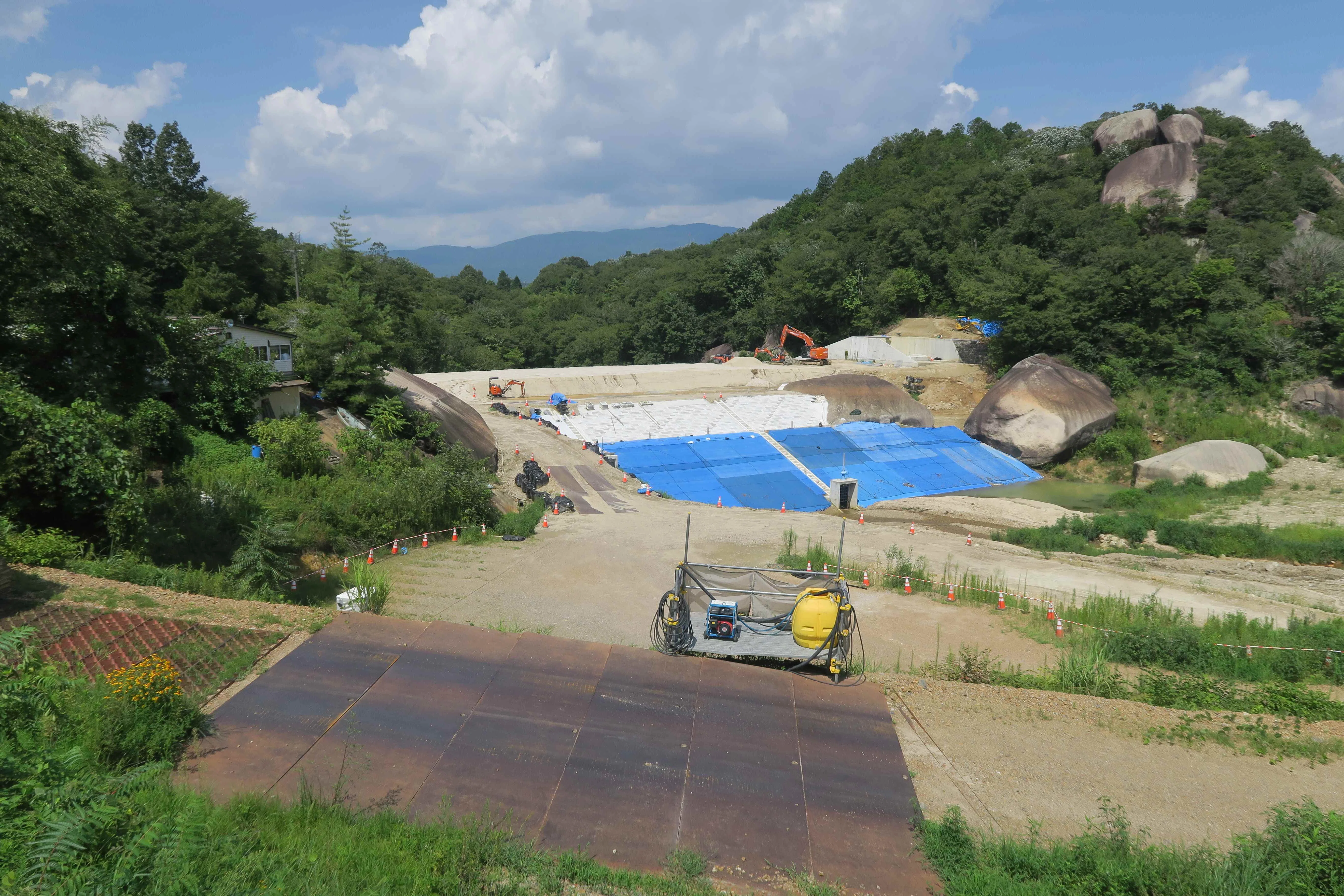 新溜池（ひょうたん池）【岐阜県中津川市E】｜改修の手が進む、巨石と