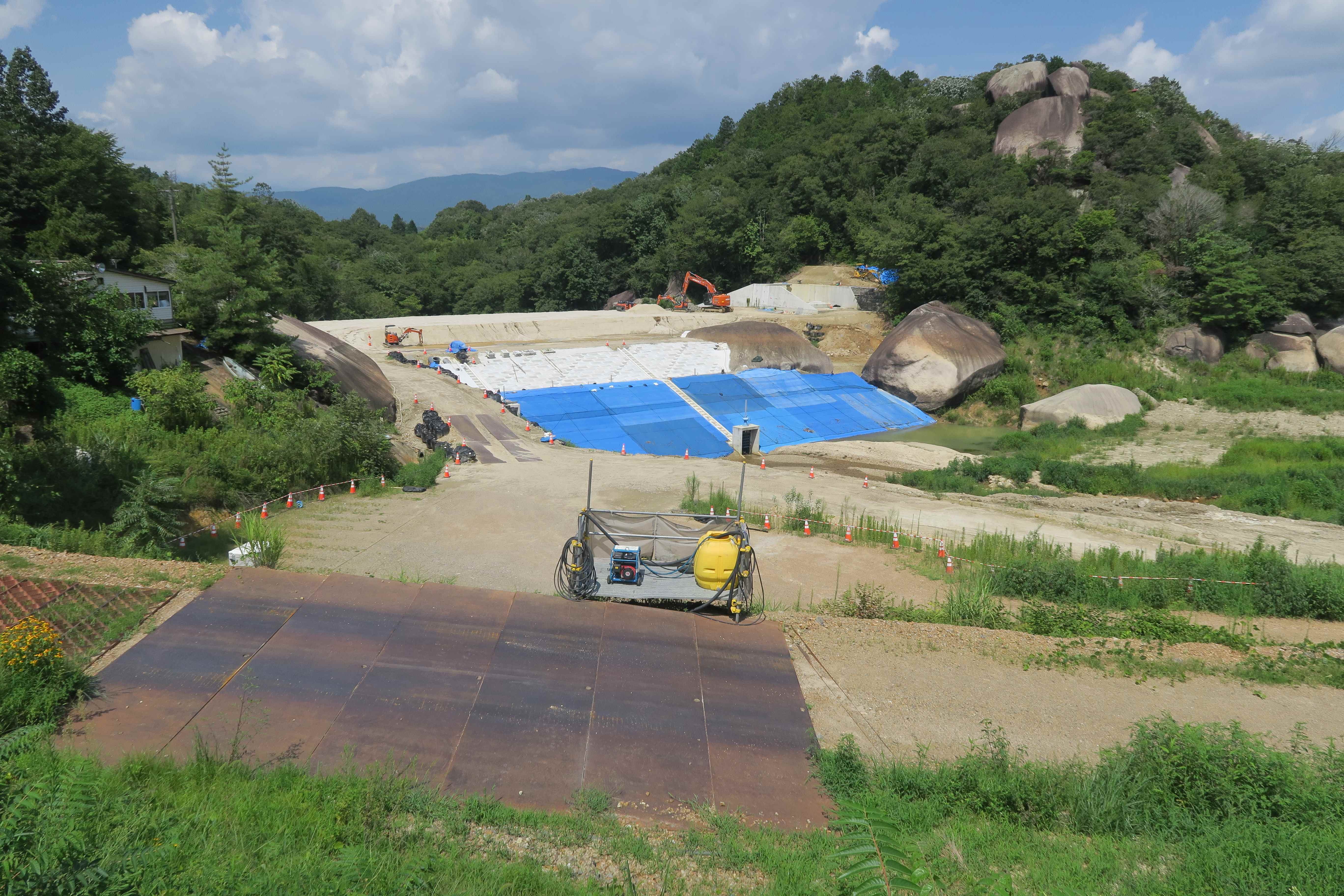 新溜池（ひょうたん池）【岐阜県中津川市E】｜改修の手が進む、巨石と