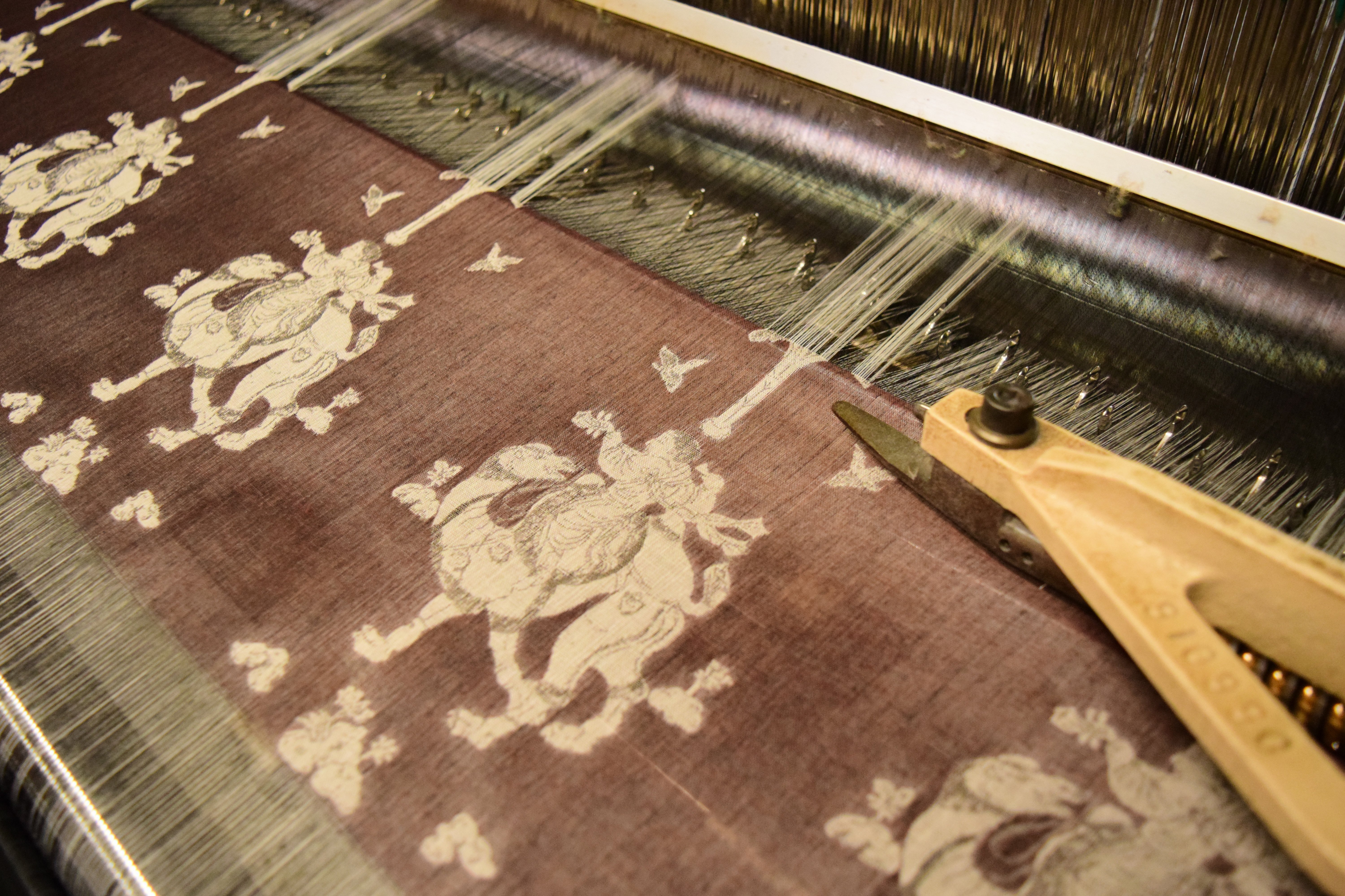 螺鈿紫檀五絃琵琶のロマンをまとう播州織ストール #2025正倉院展②