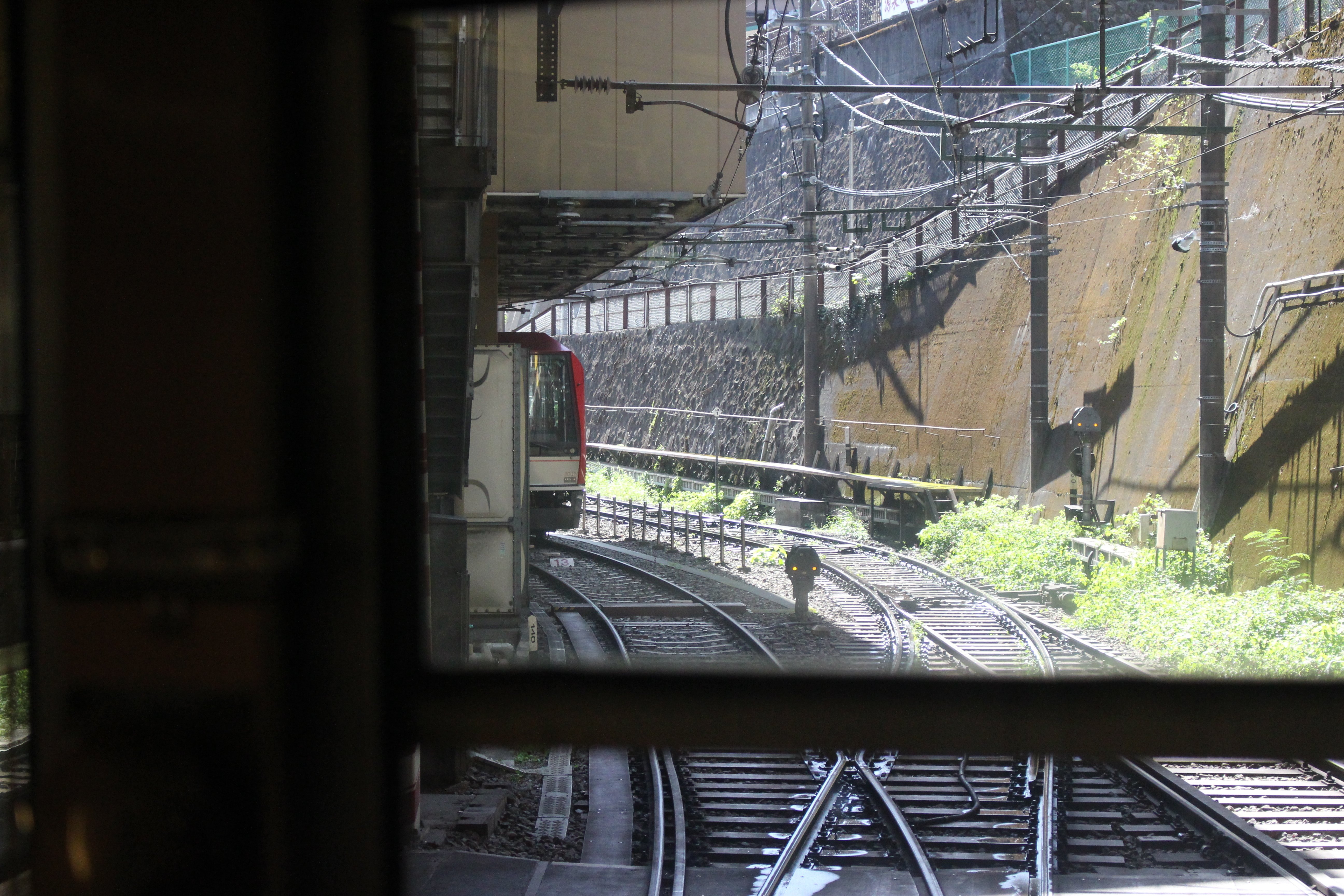 2028年1月に引退する箱根登山電車100形に乗って、3度のスイッチバック