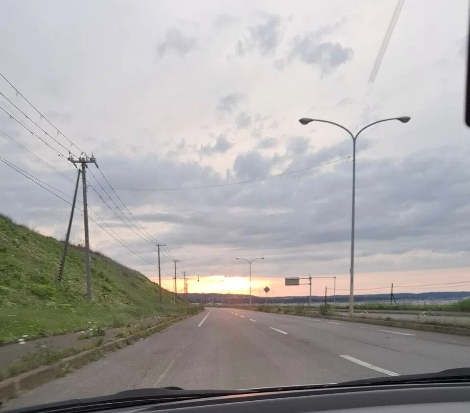 夕暮れの網走市 国道244号