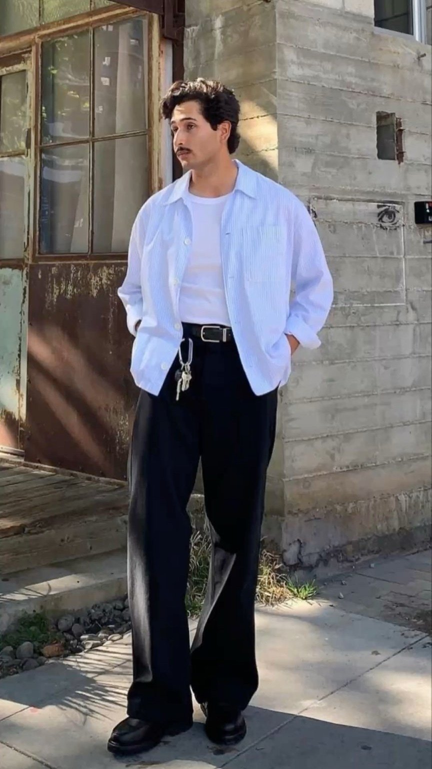 alt: 青ストライプシャツ×白T×黒ワイドパンツ、黒レザーローファーの全身コーデ。