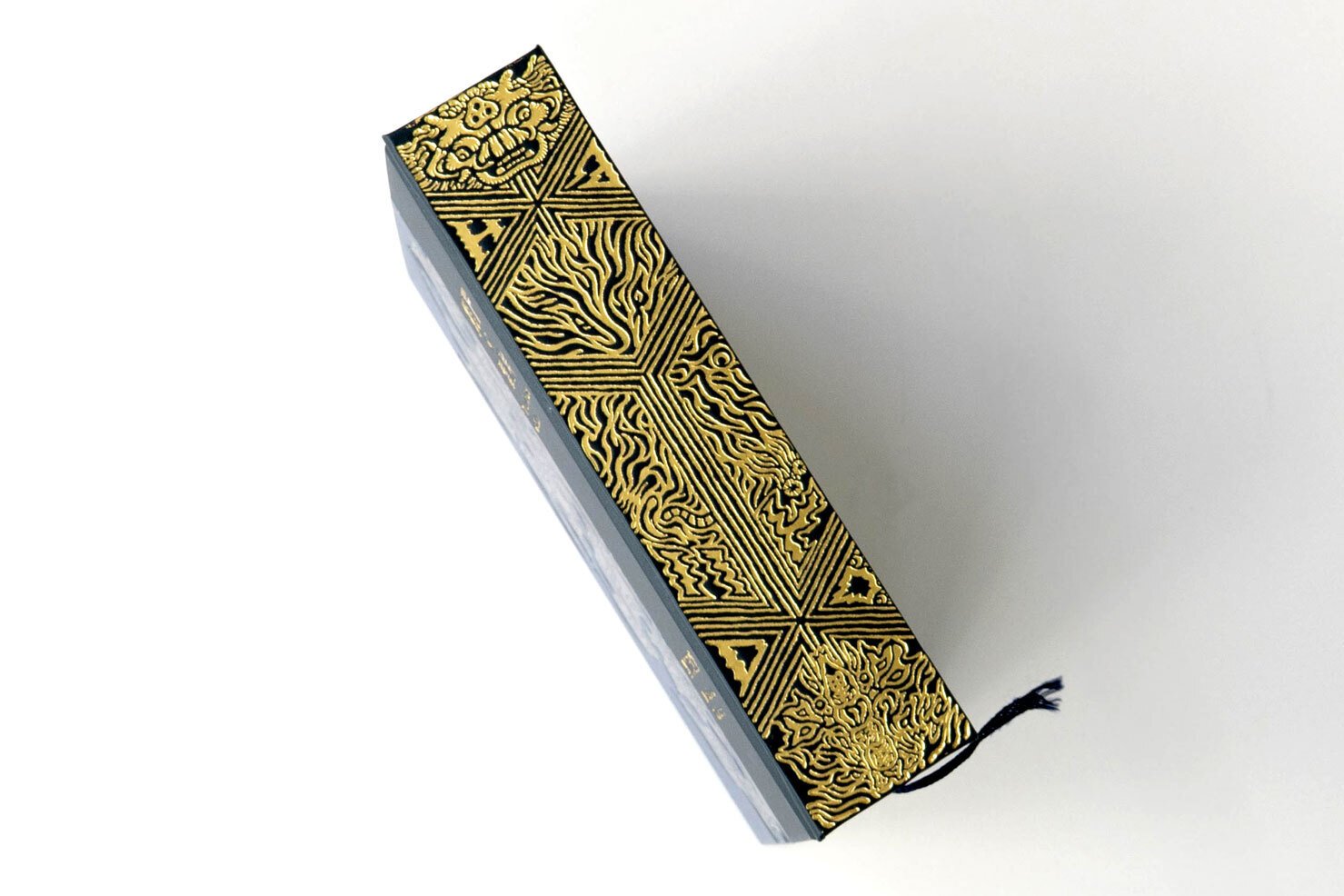 箔押しエンボスなど特殊加工で製品に差別化を！-豪華ハードカバーの