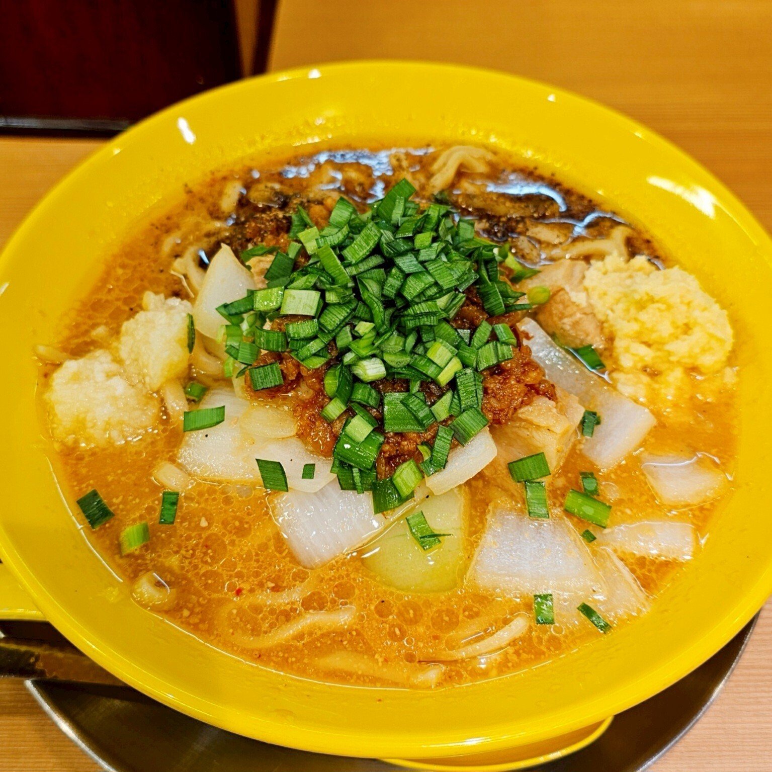 タマネギがアクセントのスタミナラーメン【日吉 スタミナラーメン