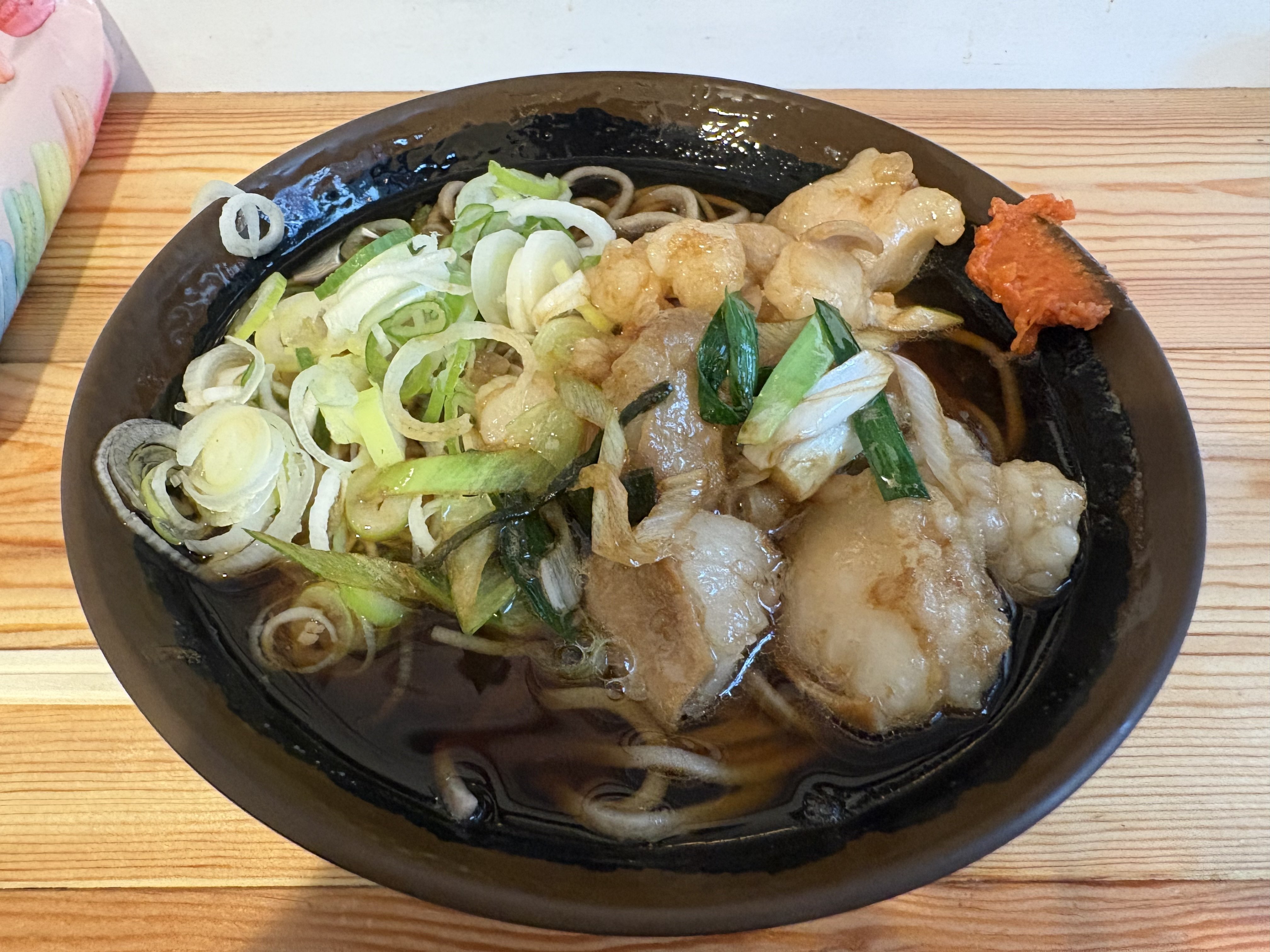 鶏🐔は皮、モツはマルチョウ🐃、戸越銀座「立ち喰いそば でん