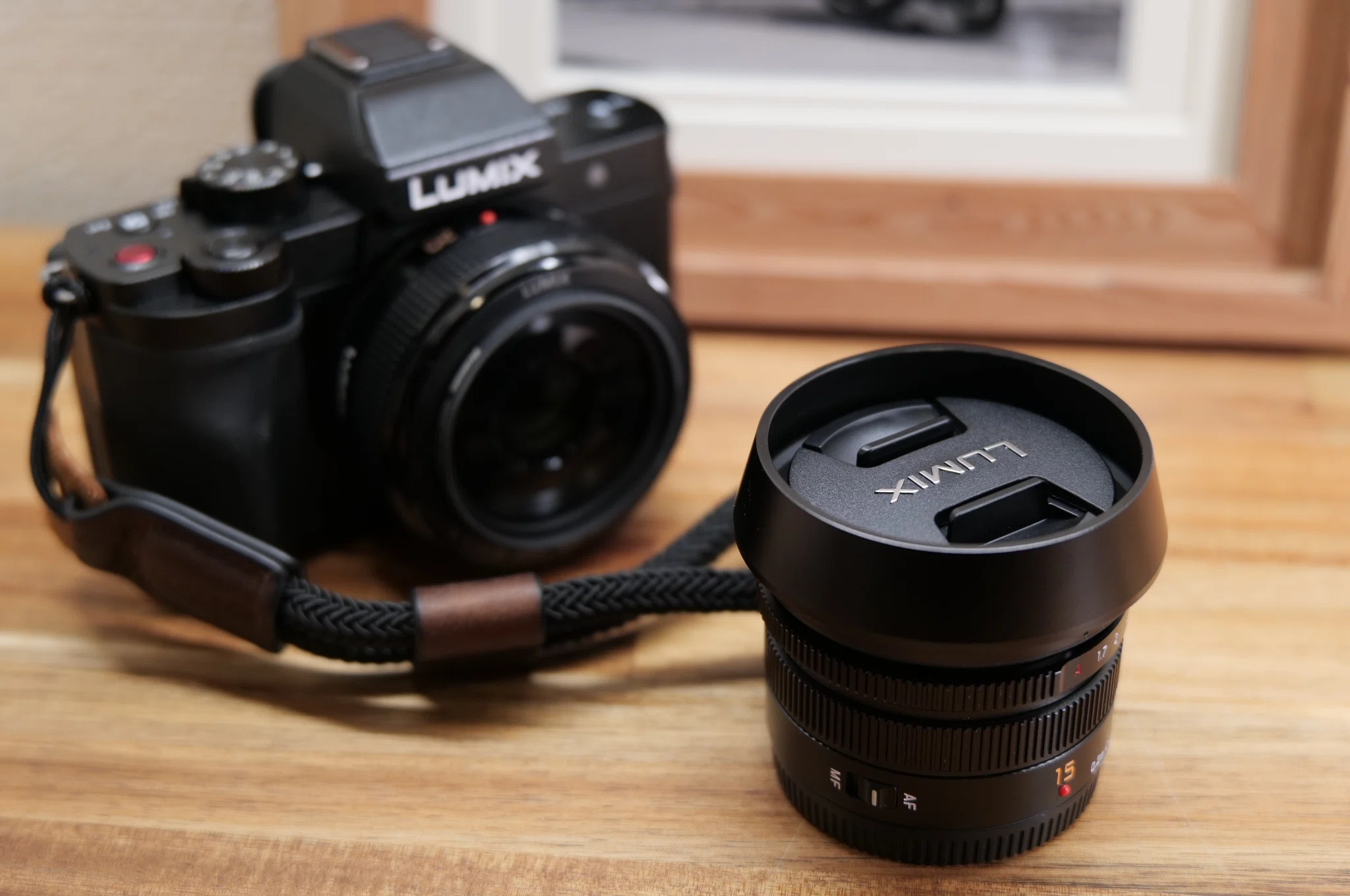カメラ機材】LUMIX G100Dにリストストラップ、パナライカ15mmにプラ製 