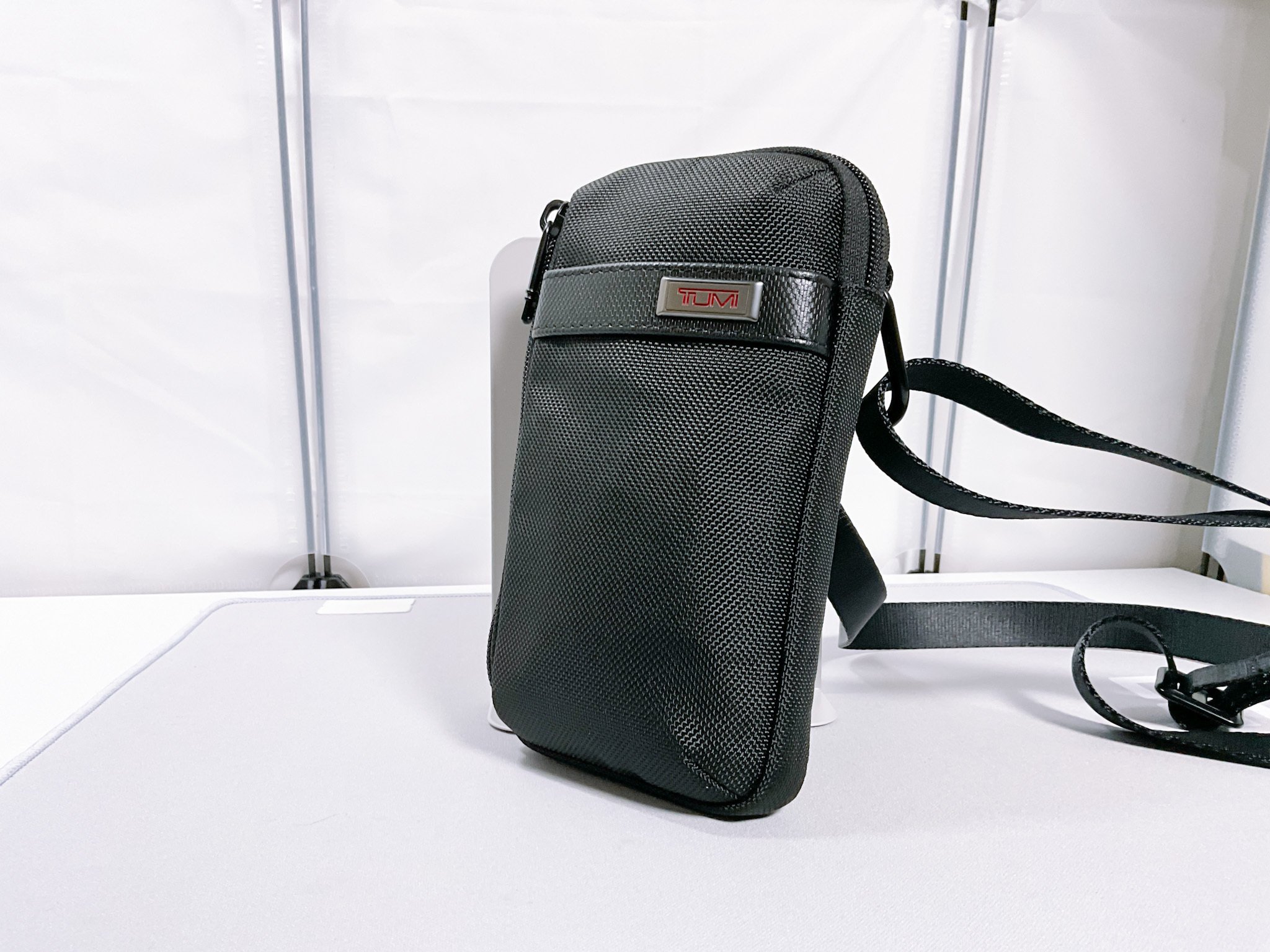 希少 新品同様 TUMI ショルダーポーチ スマホショルダー レザー ナイロン 最低限の荷物で出掛けるスマホショルダー】「スモール・クロスボディ