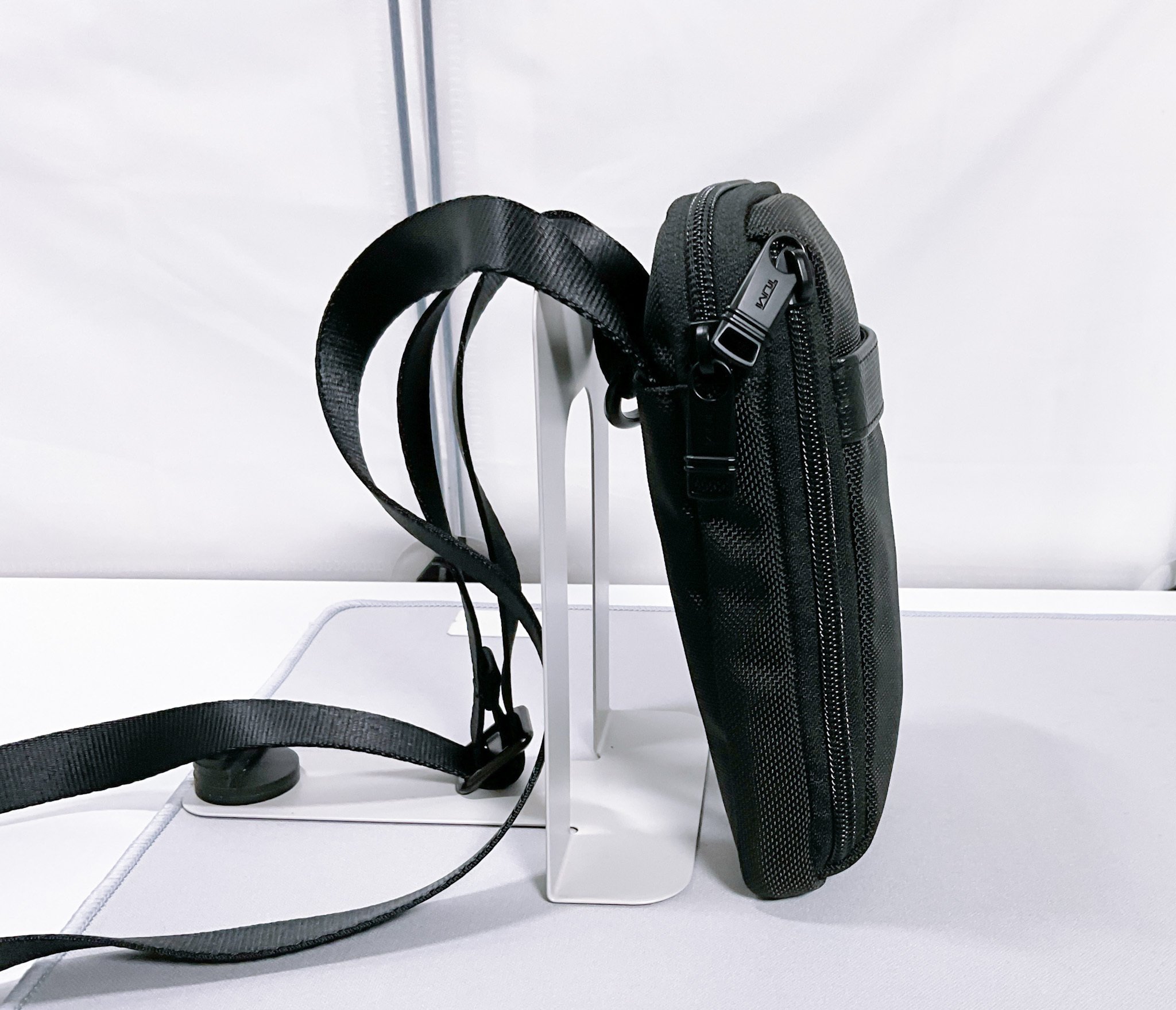 希少 新品同様 TUMI ショルダーポーチ スマホショルダー レザー ナイロン TUMI（トゥミ） 最大51%☆12/25〜 正規品5年保証 ショルダーバッグ