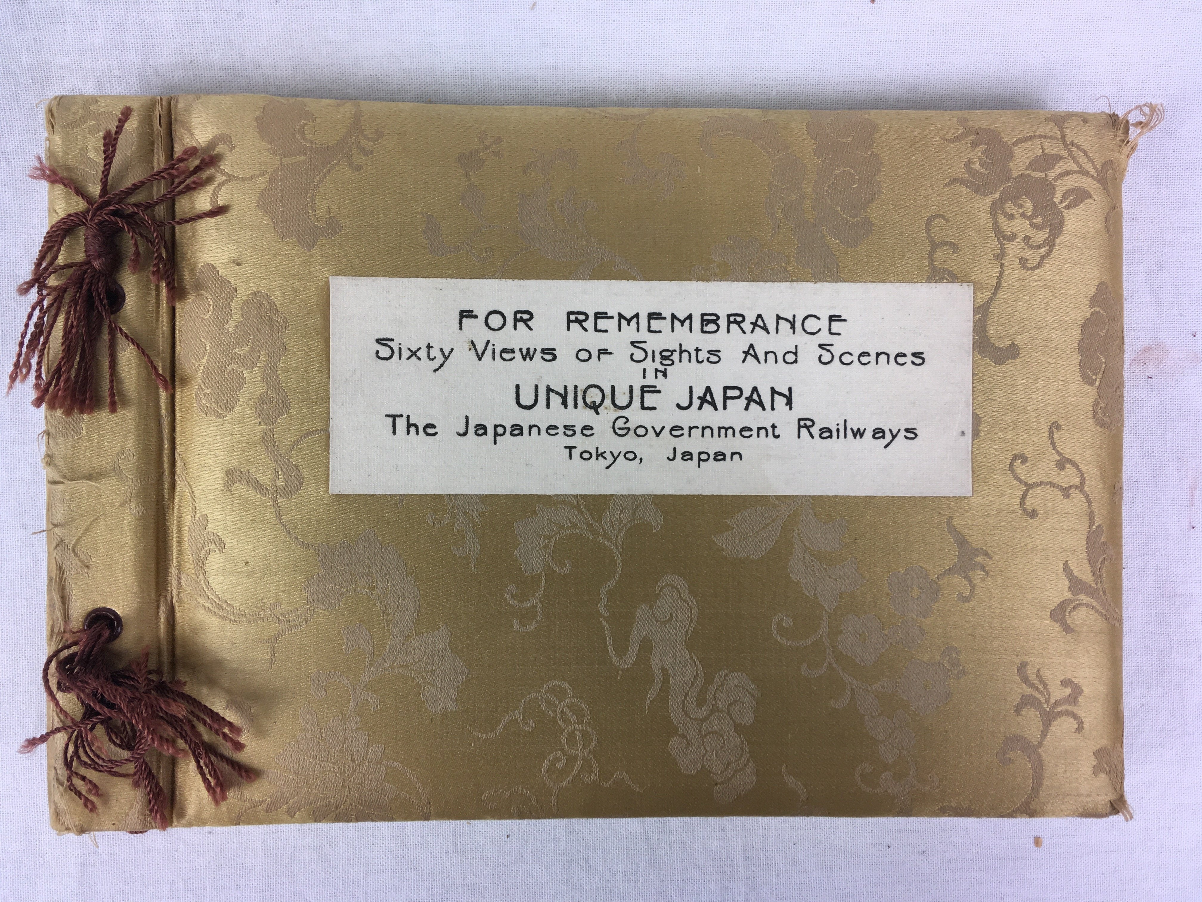 英米圏に向けて発行された豪華装丁アルバムの日本案内｜極東書店