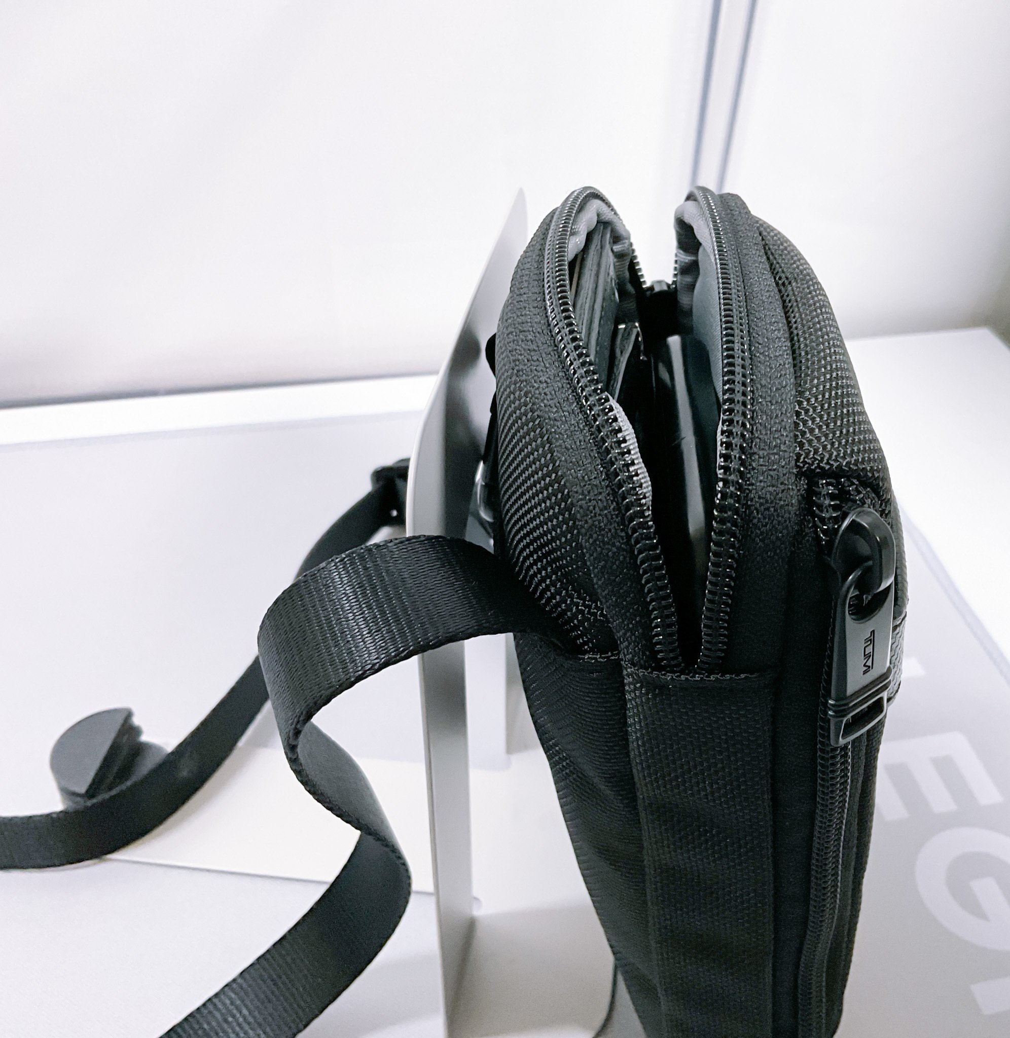 最低限の荷物で出掛けるスマホショルダー】「スモール・クロスボディ