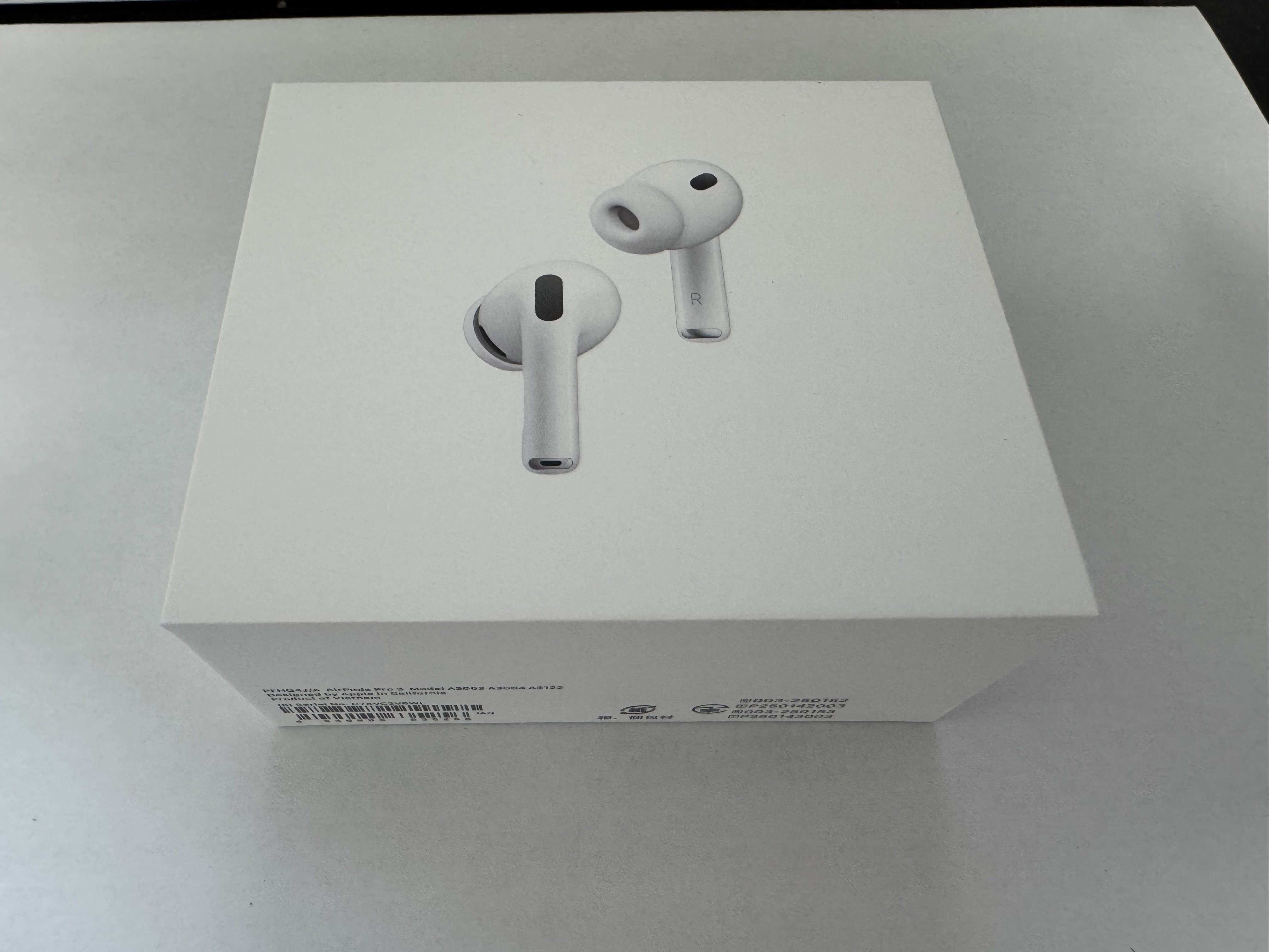 AirPods Pro 3 届く。静寂と音の狭間で感じたこと 。｜Duke.j.white