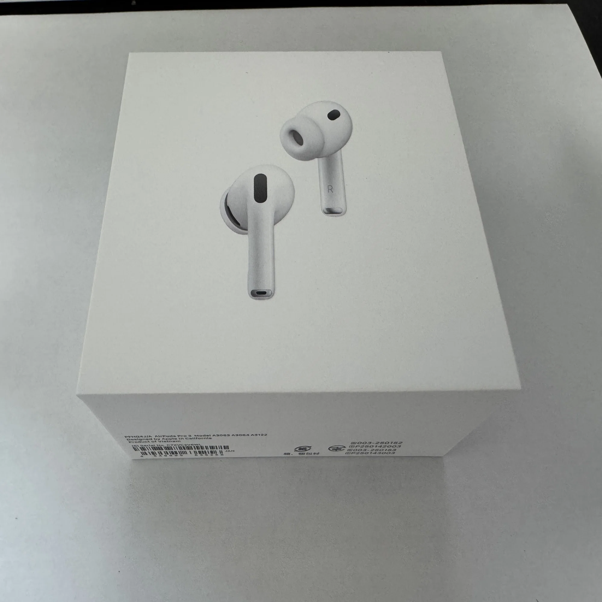 AirPods Pro 3 届く。静寂と音の狭間で感じたこと 。｜Duke.j.white 