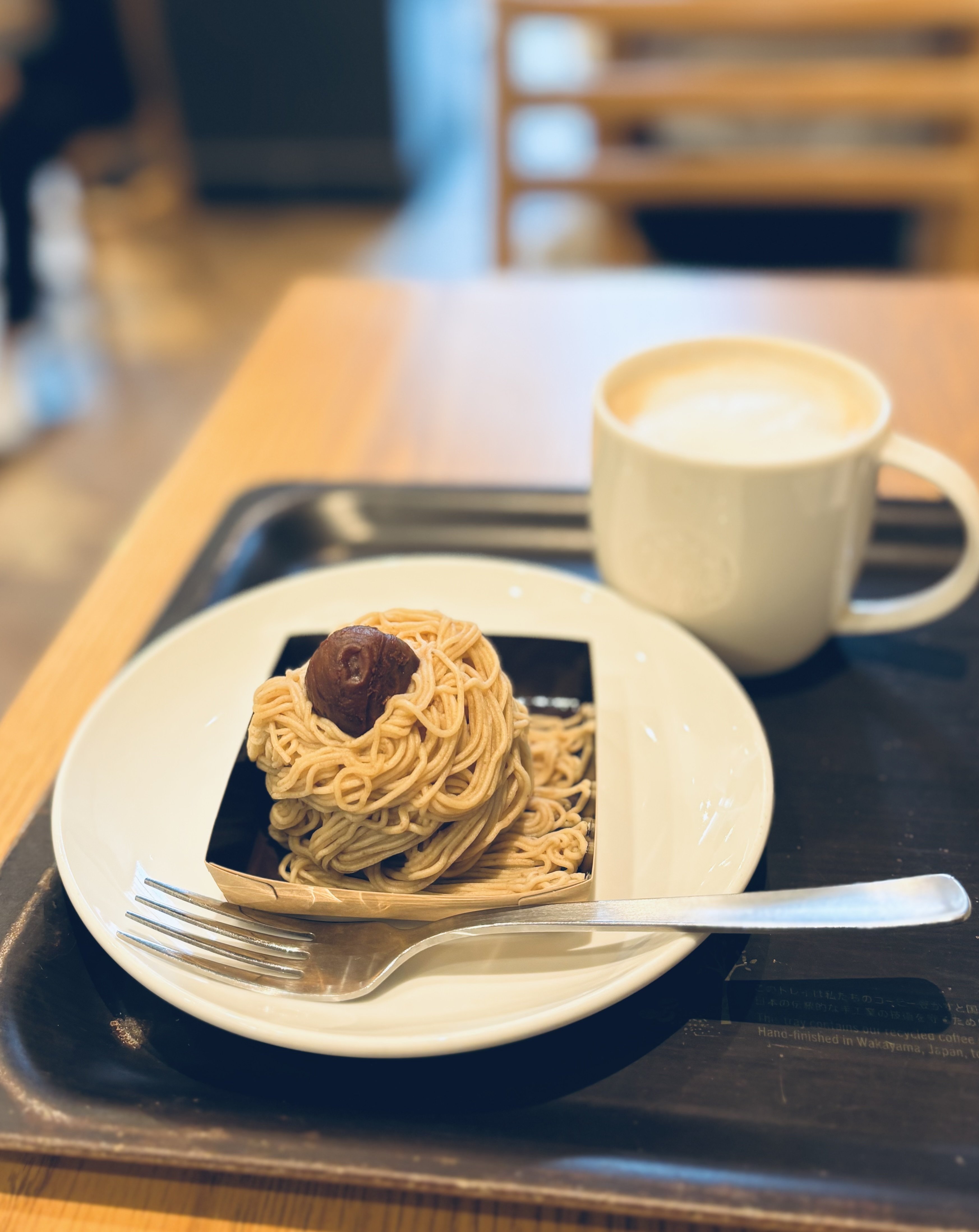 マ*ン様 作家様　ベージュとネイビーのクマ キャラメル色とブラウニー色のとても小さなくまを見つけた日｜くまの