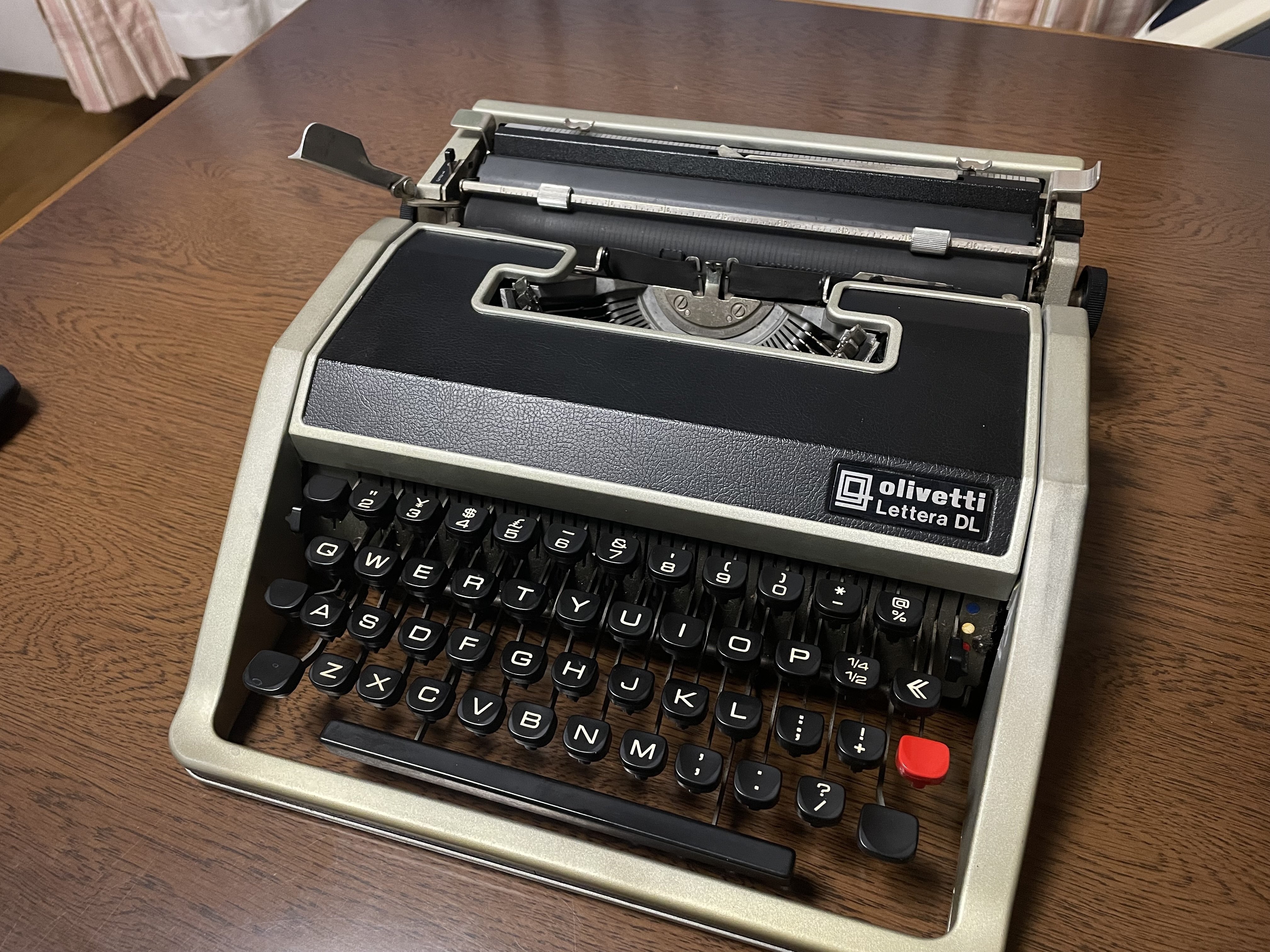 オリベッティのタイプライター｜愼ちゃんスタジオ