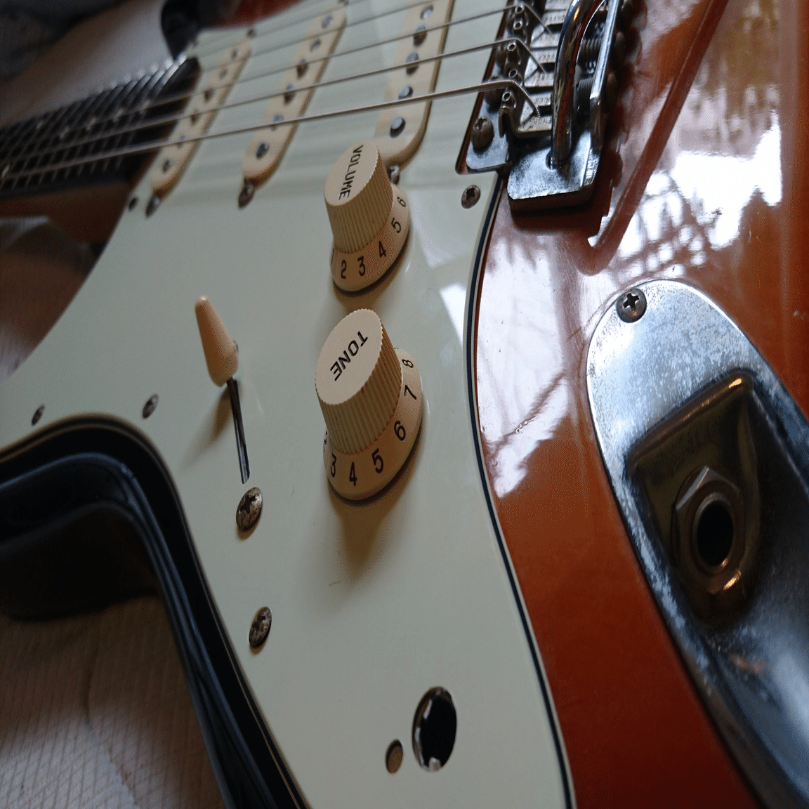 備忘を兼ねて】利き手と逆のストラトを弾くメリット・デメリットを語り