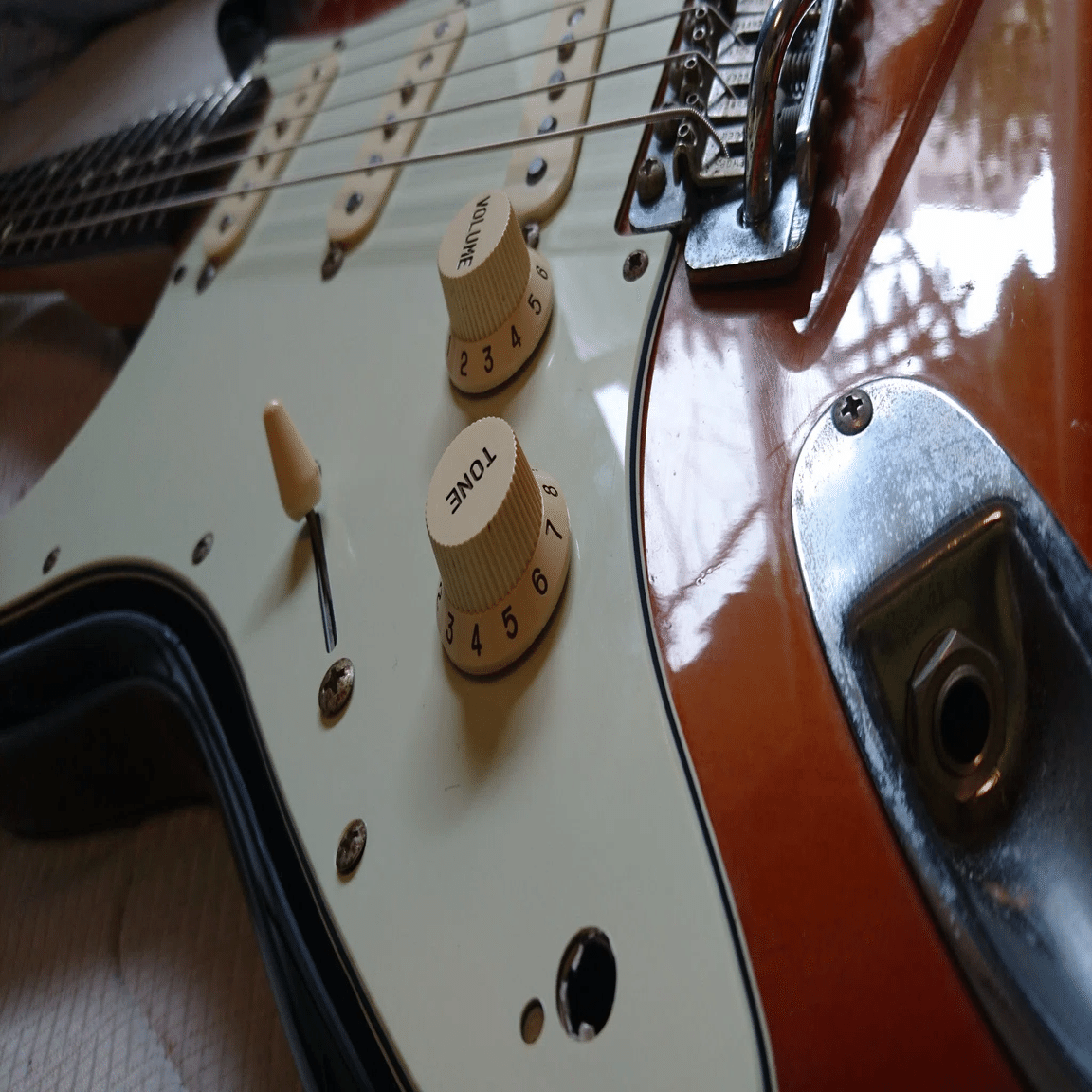 備忘を兼ねて】利き手と逆のストラトを弾くメリット・デメリットを語り