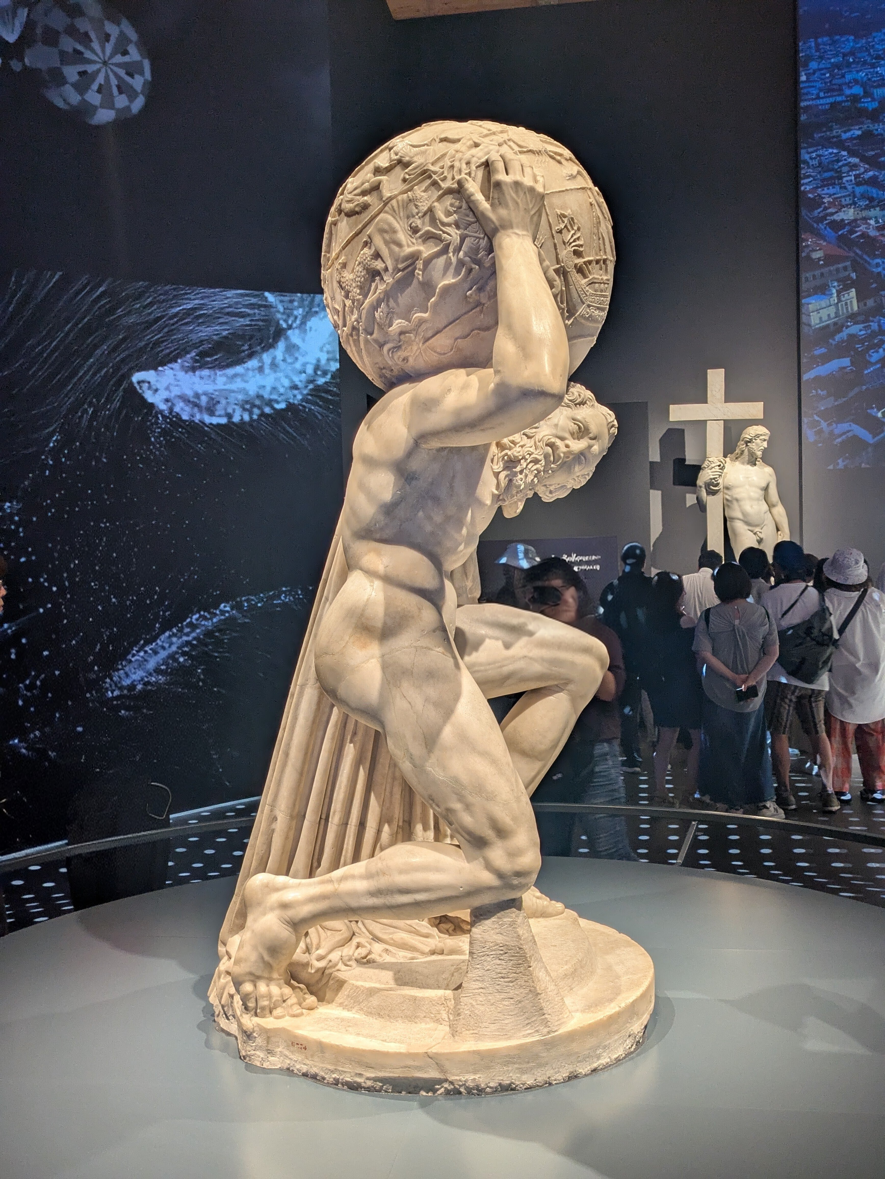 モダンアート 男性彫刻 球体の上に座る アトラスさんの美しさを語りたい｜田中弥三郎