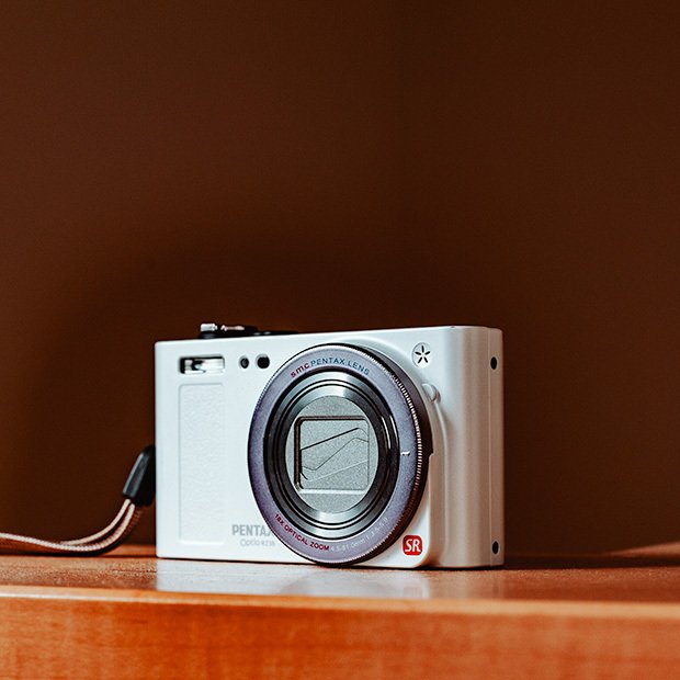 猫を内包したオールドコンデジ【PENTAX】｜なぁ Hide