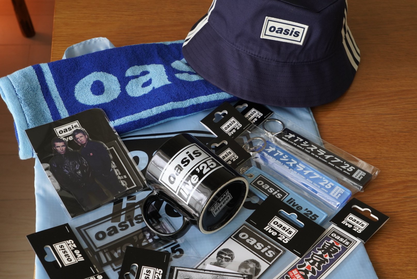 ツアーグッズを広げました｜アナグマ・ワタシの暴風域