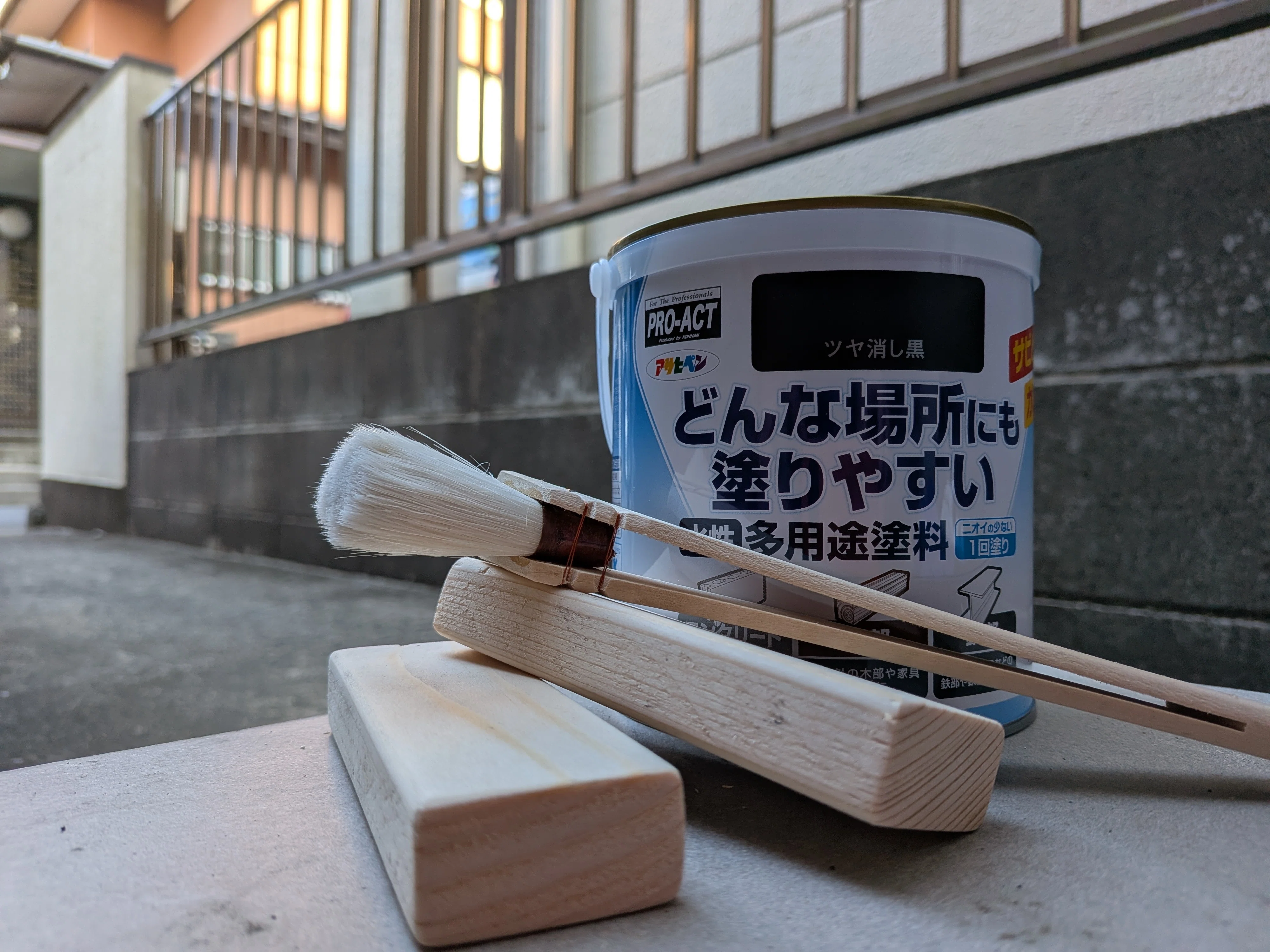 DIY】謎の出っ張りを格子状のパーテーションでいい感じに｜いかぺい