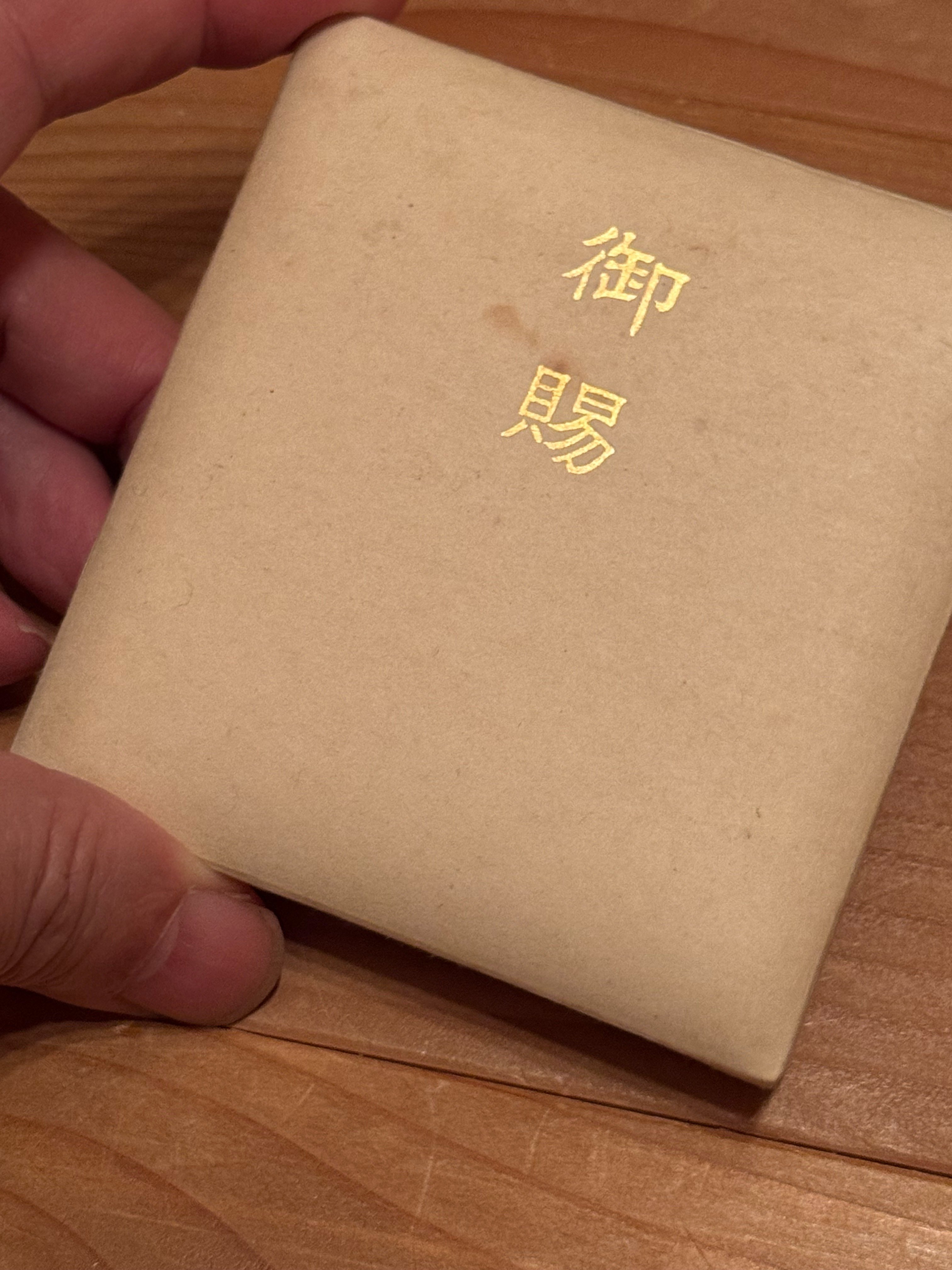 戦時下、皇室からの御下賜品は、幅広く臣民を統治する一つのアイテムで