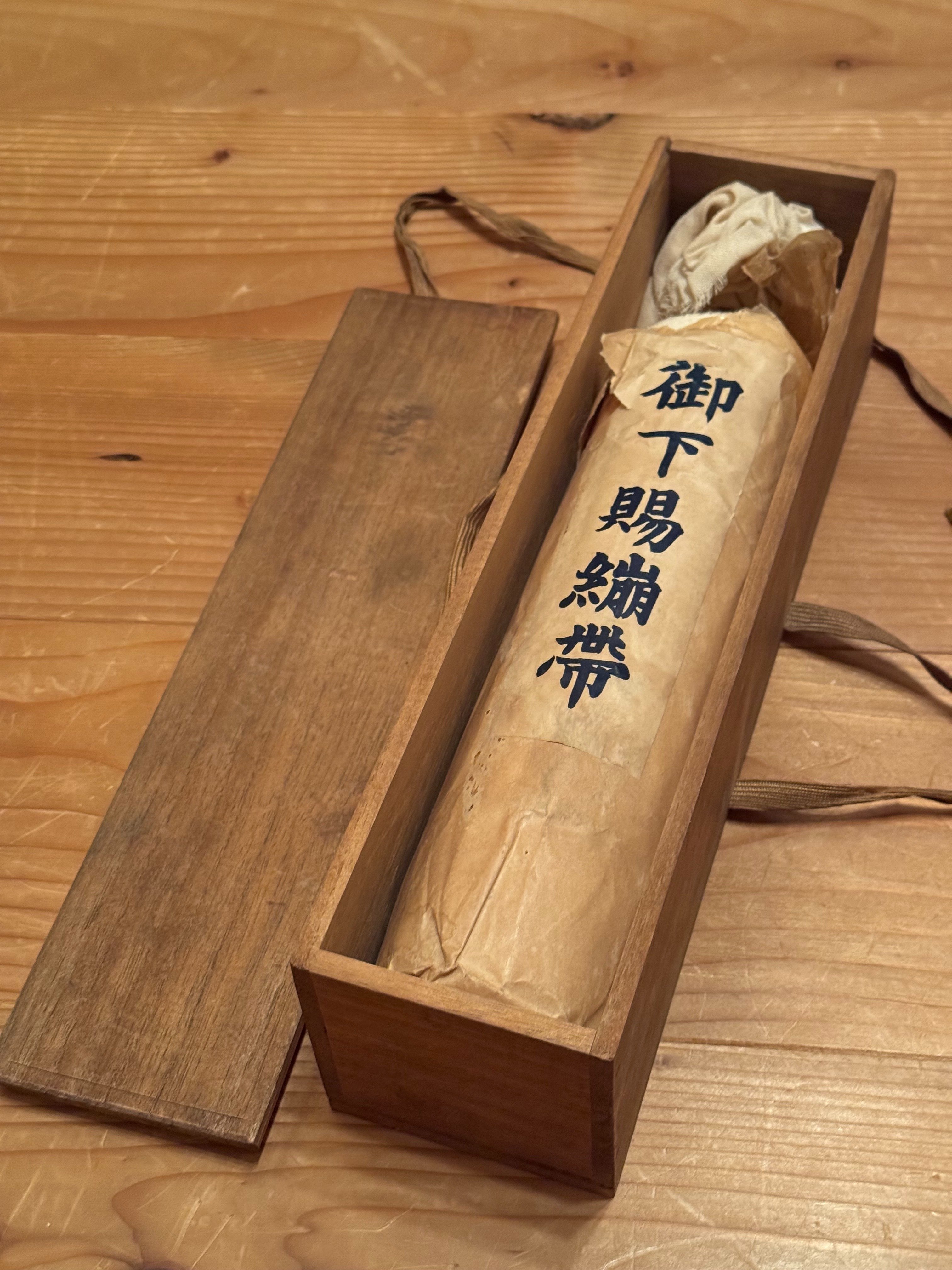 戦時下、皇室からの御下賜品は、幅広く臣民を統治する一つのアイテムで