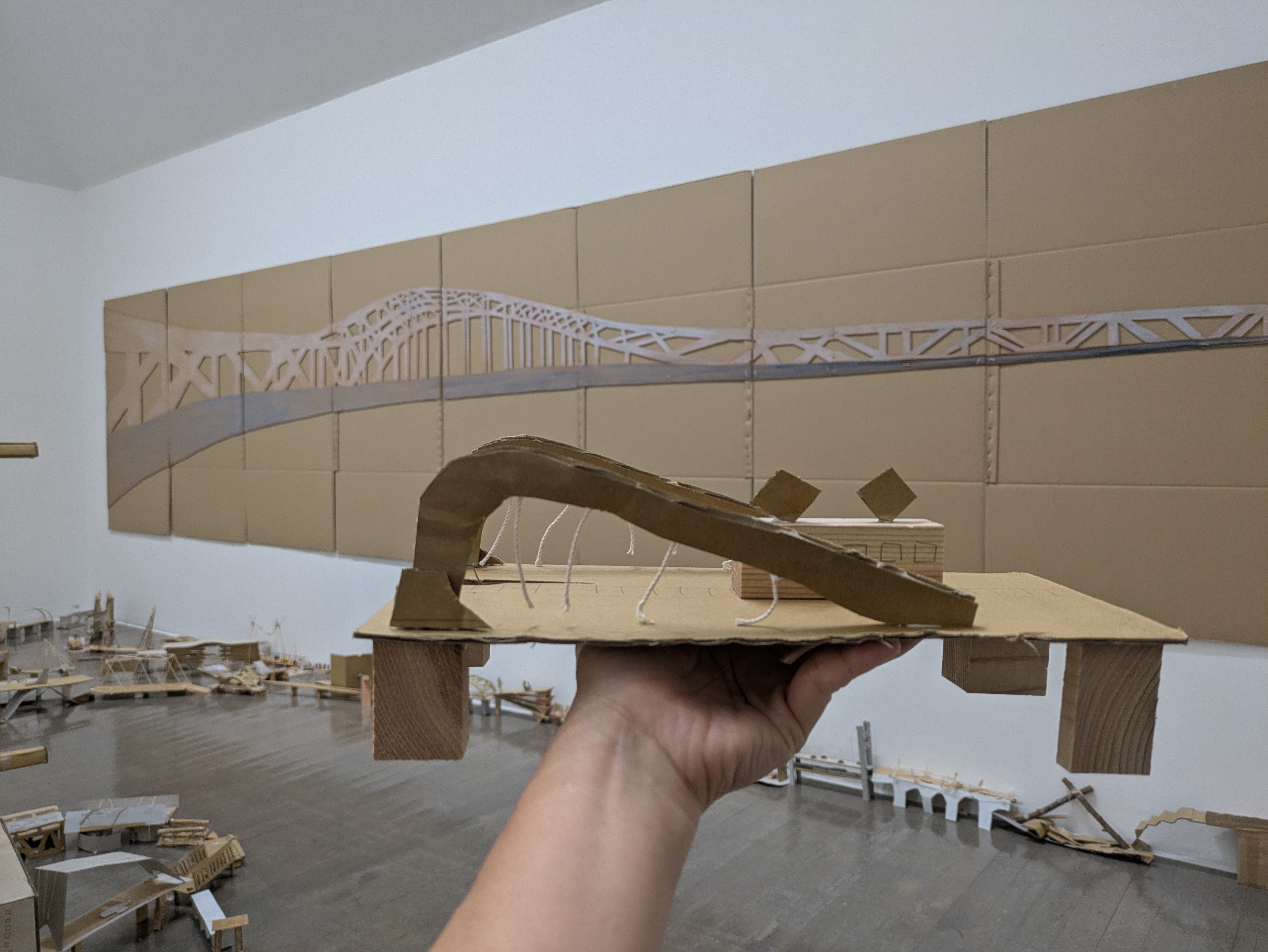 一人ではないような状況を企てる」 『日比野克彦 ひとり橋の上に立って