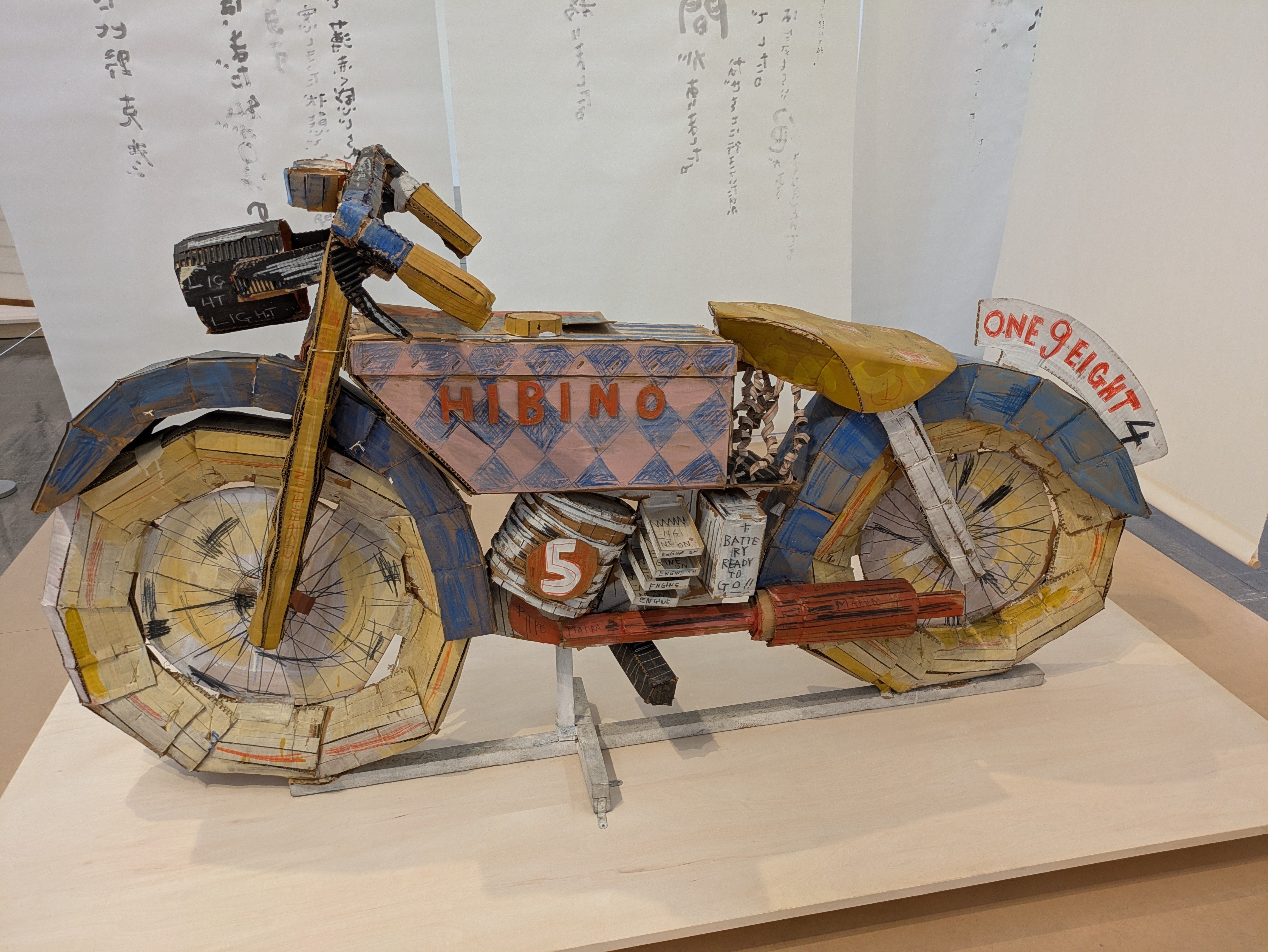 一人ではないような状況を企てる」 『日比野克彦 ひとり橋の上に立って