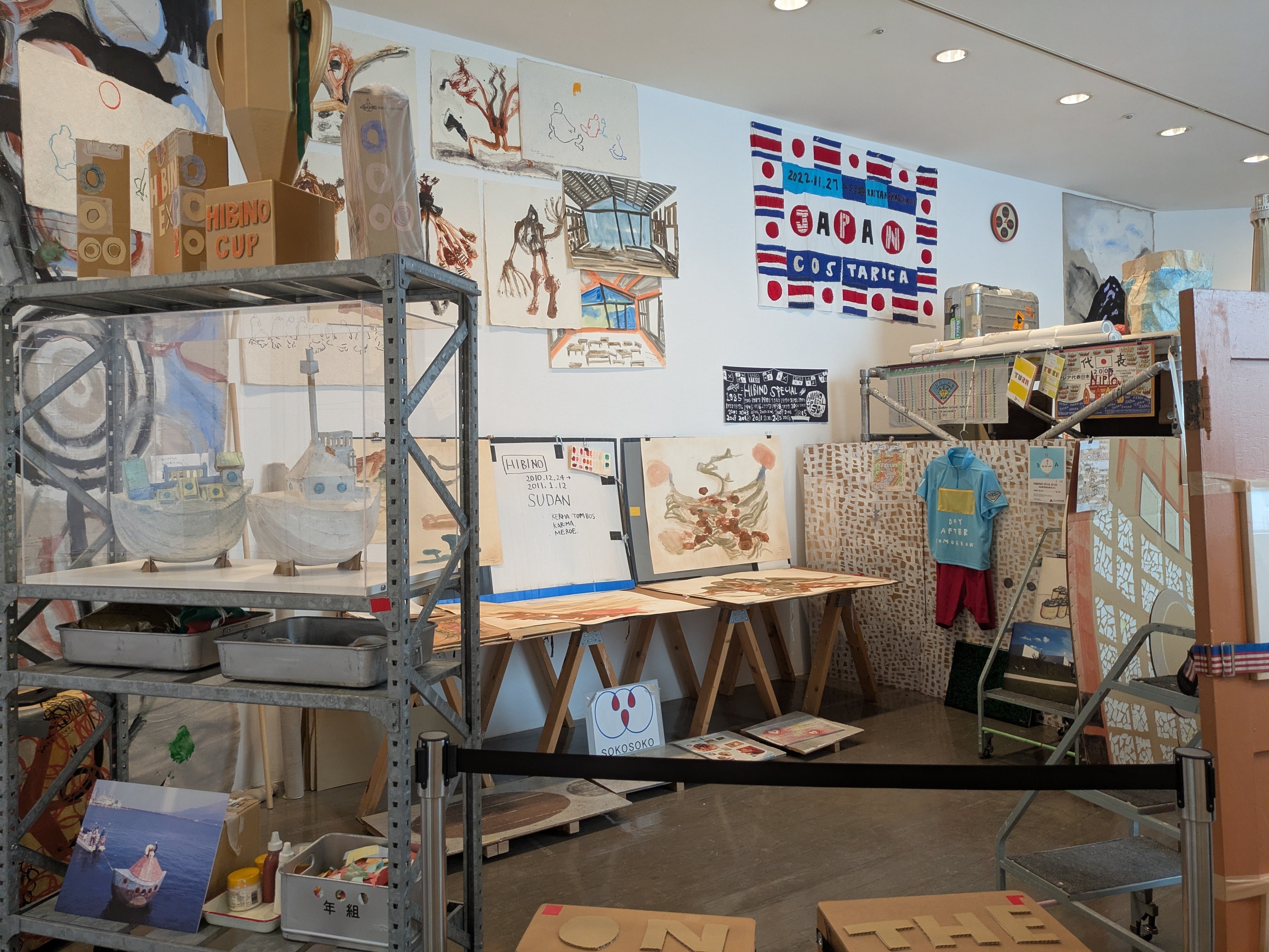 一人ではないような状況を企てる」 『日比野克彦 ひとり橋の上に立って