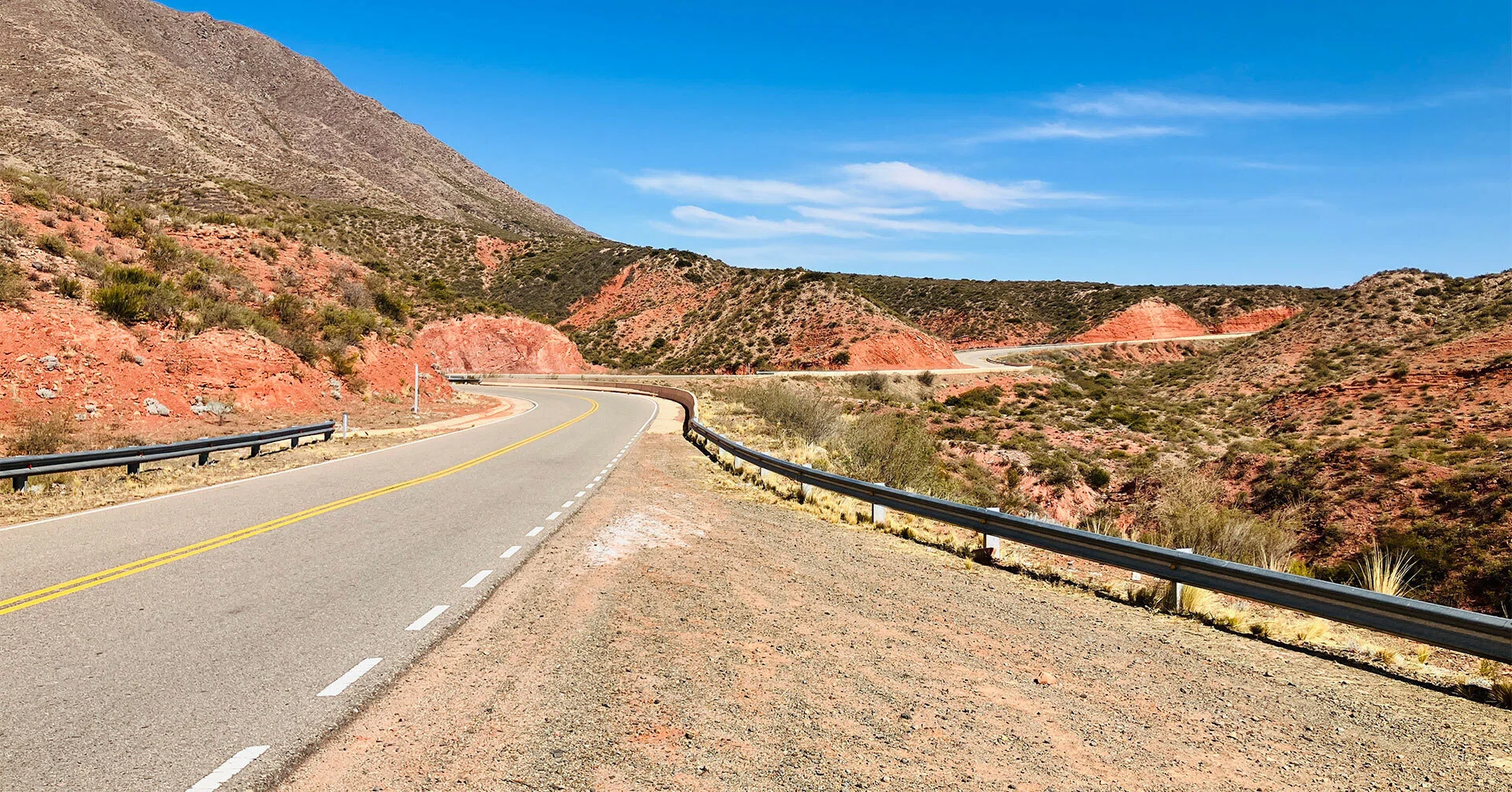 アルゼンチンのRuta40を試す」―萩原亨のアンデス道路紀行⑤／赤と