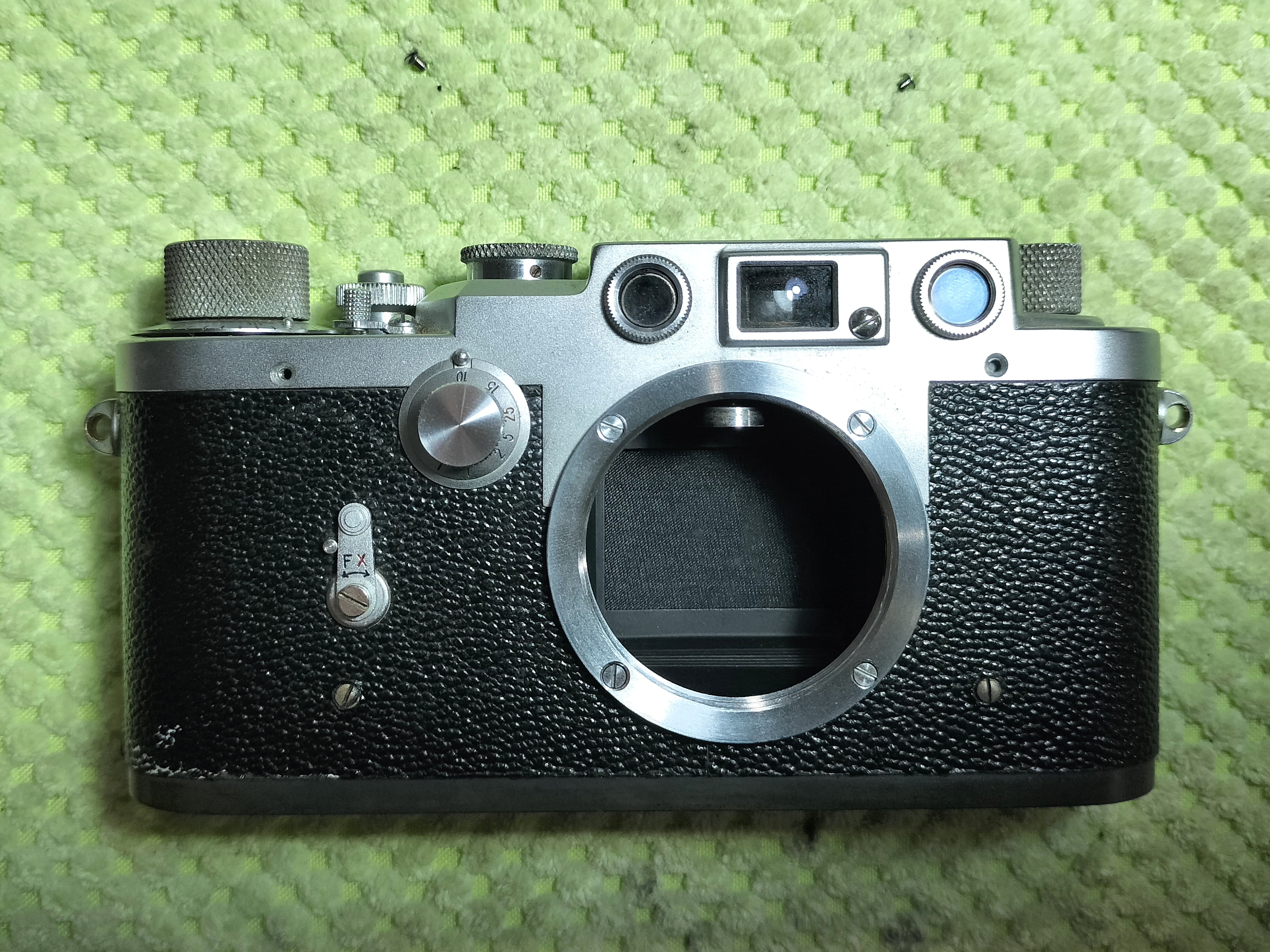 Leotax Fの分解 外装の取り外し｜フィルムカメラ修理のアクアカメラ