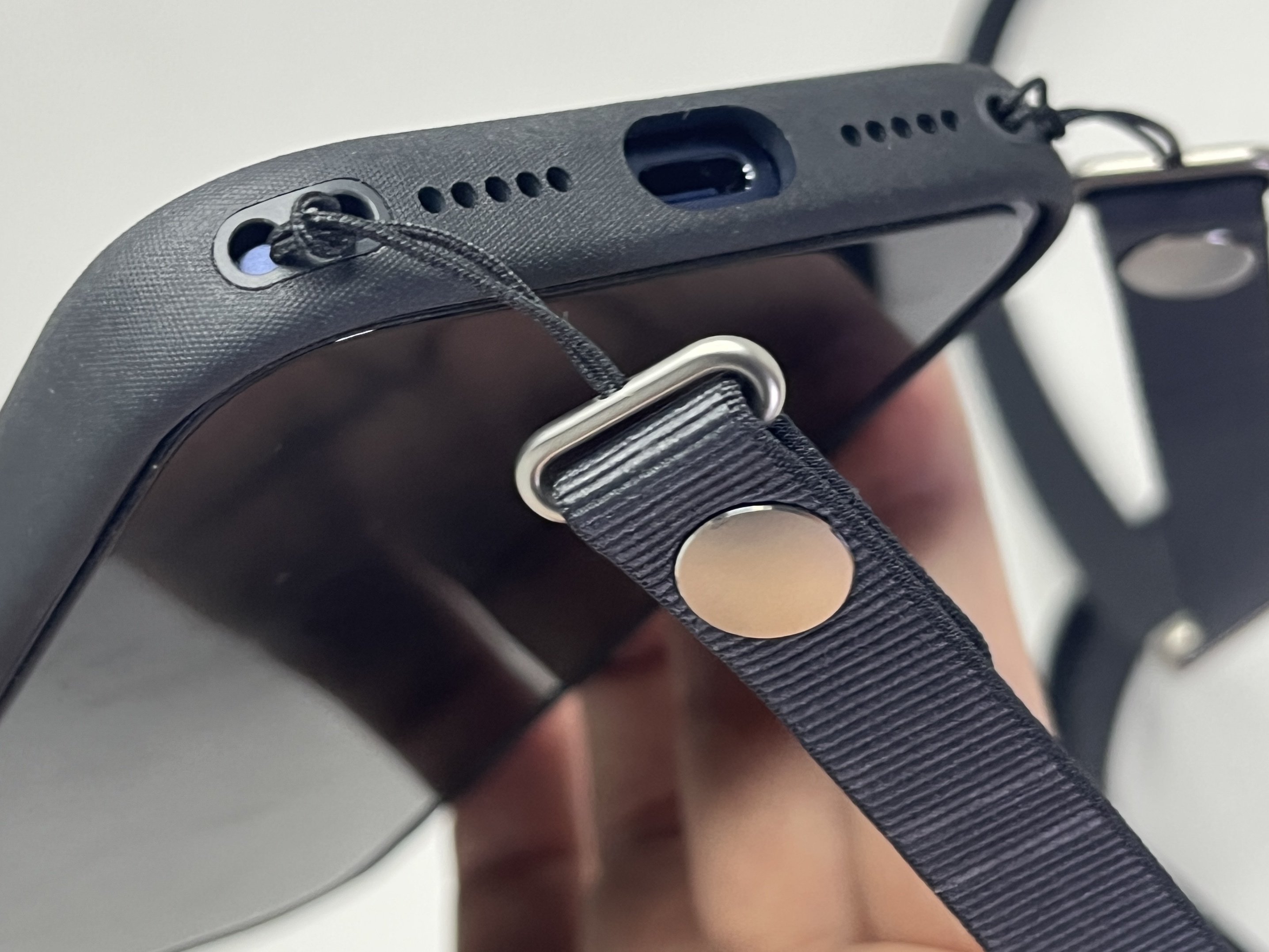 Apple純正クロスボディストラップの代用品としてKodakカメラストラップ