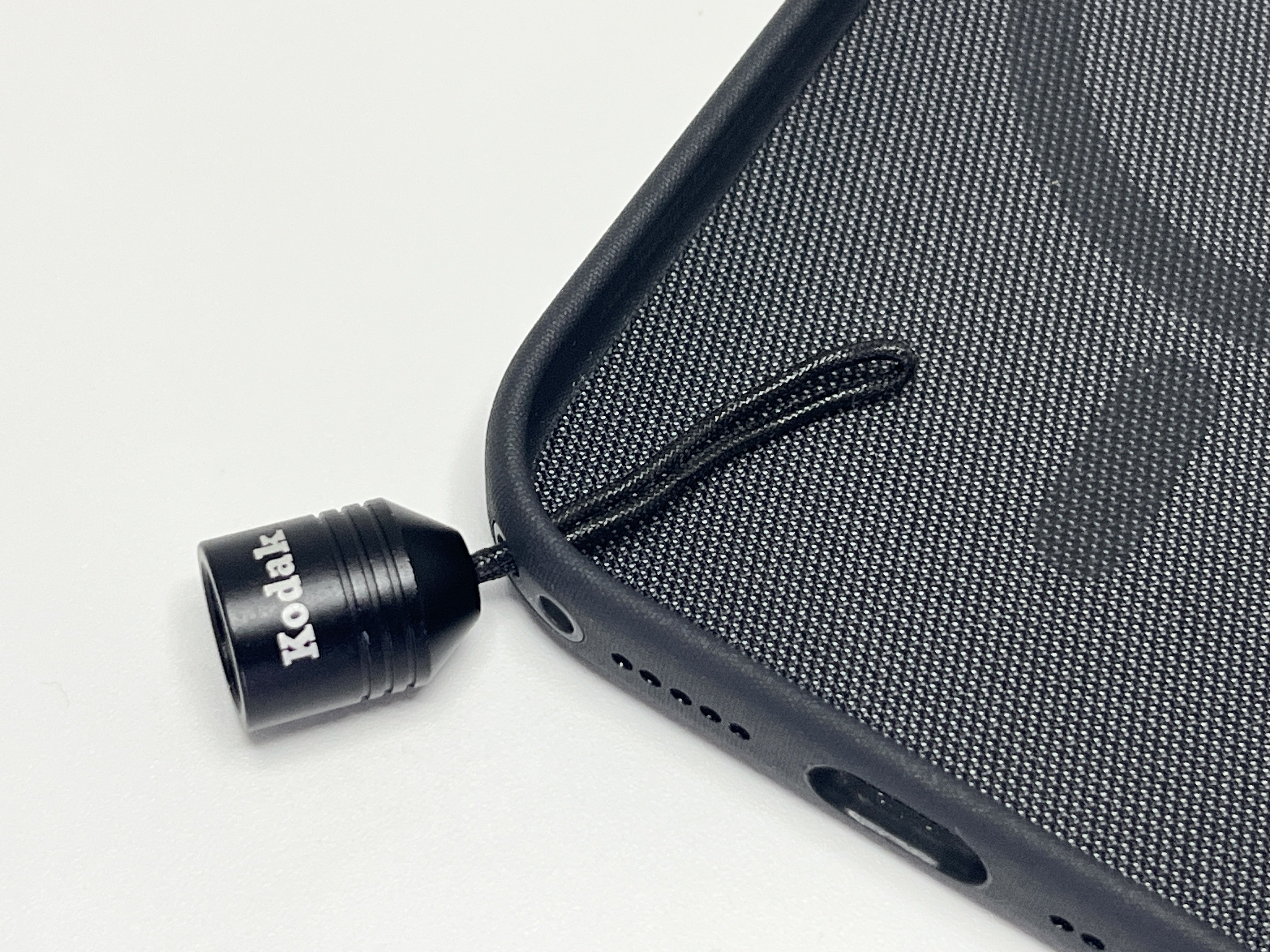 Apple純正クロスボディストラップの代用品としてKodakカメラストラップ