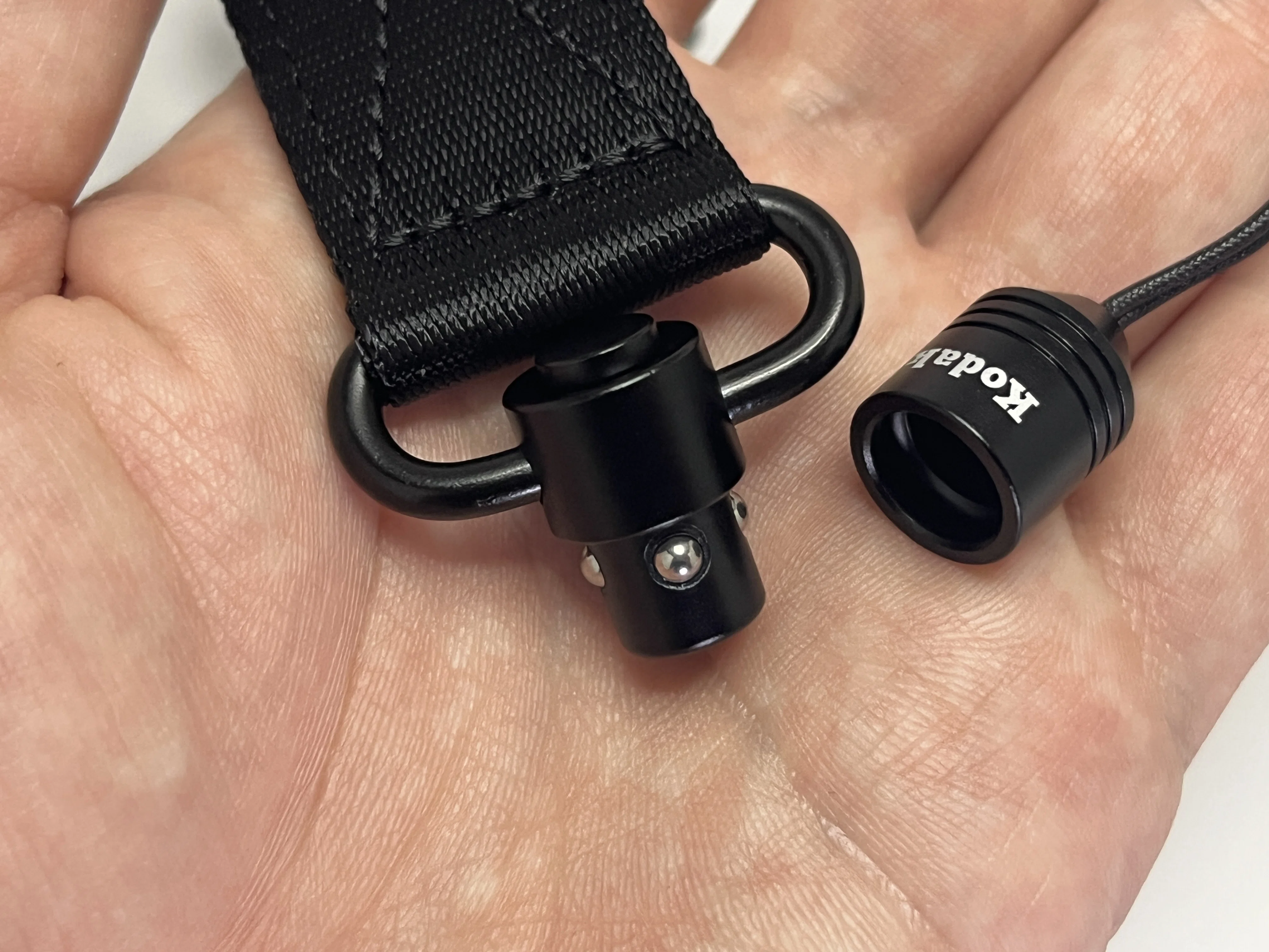 Apple純正クロスボディストラップの代用品としてKodakカメラストラップ