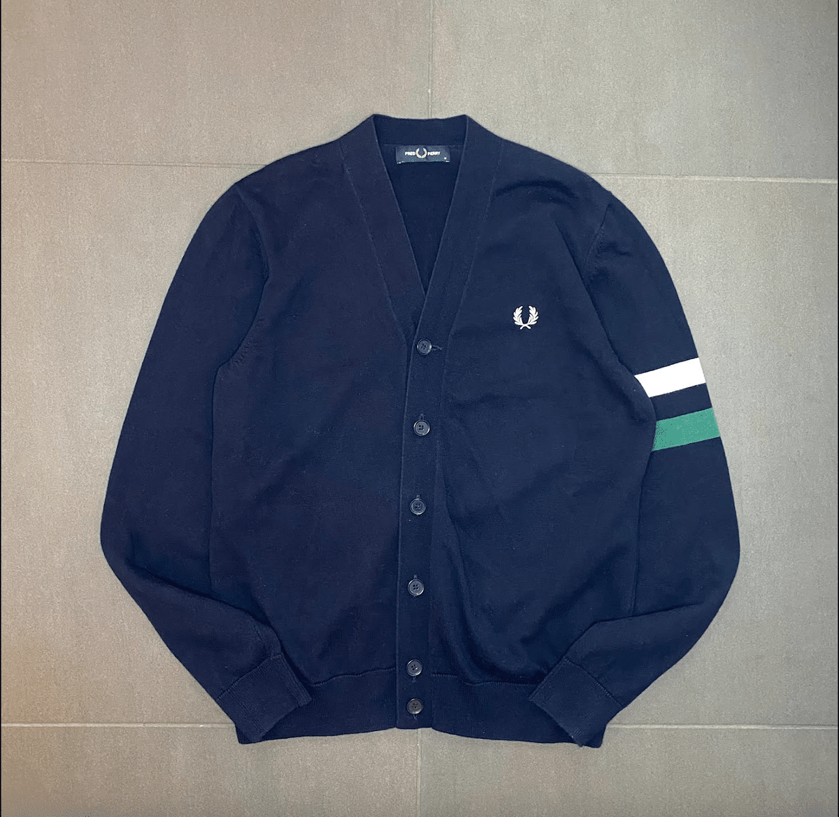 未使用品　FRED PERRY ネイビー カーディガン Fred Perry のネイビーカーディガン｜Red Hurl