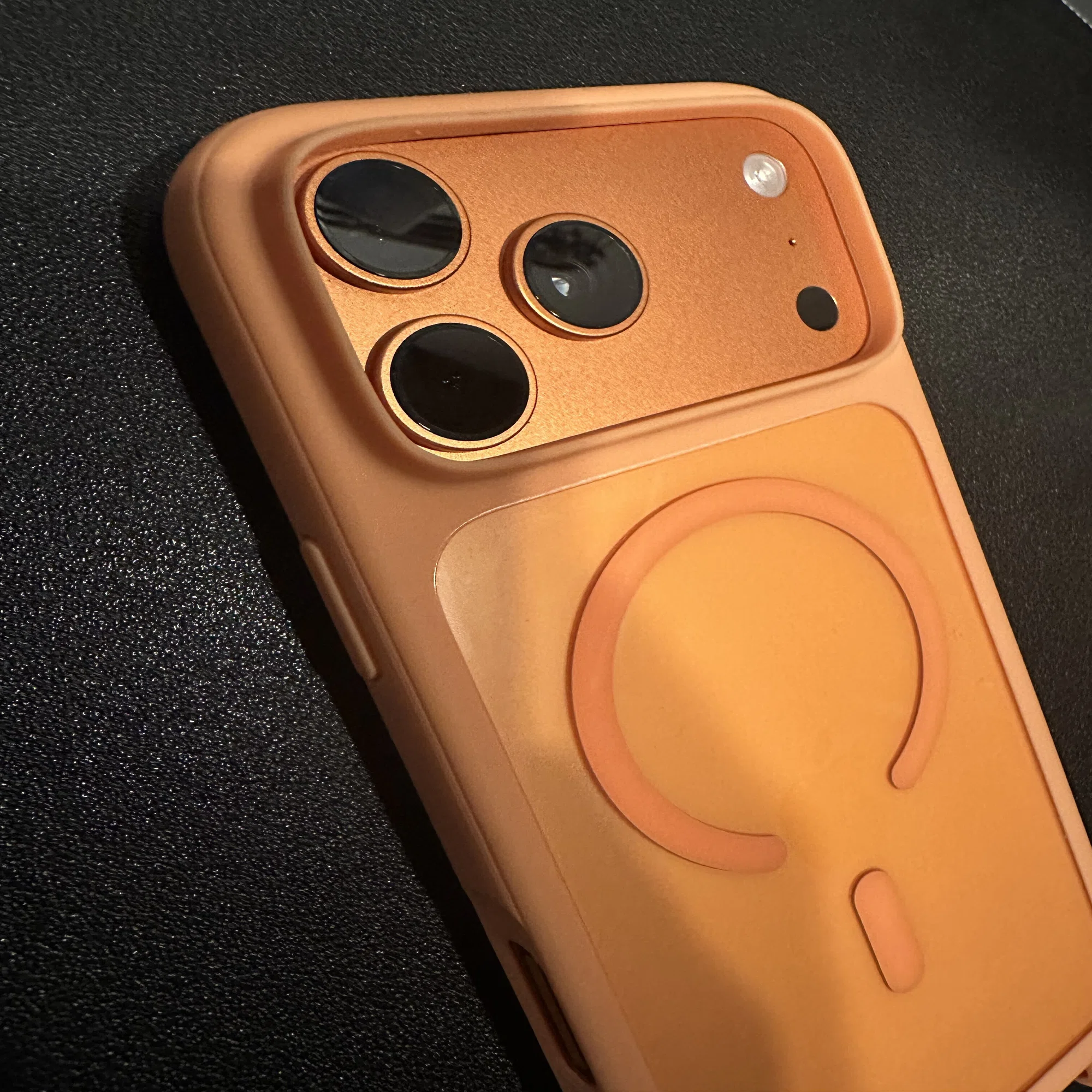 ケース]MagEasy Roam M】iPhone 17 Pro Max オレンジとの相性を心配し 