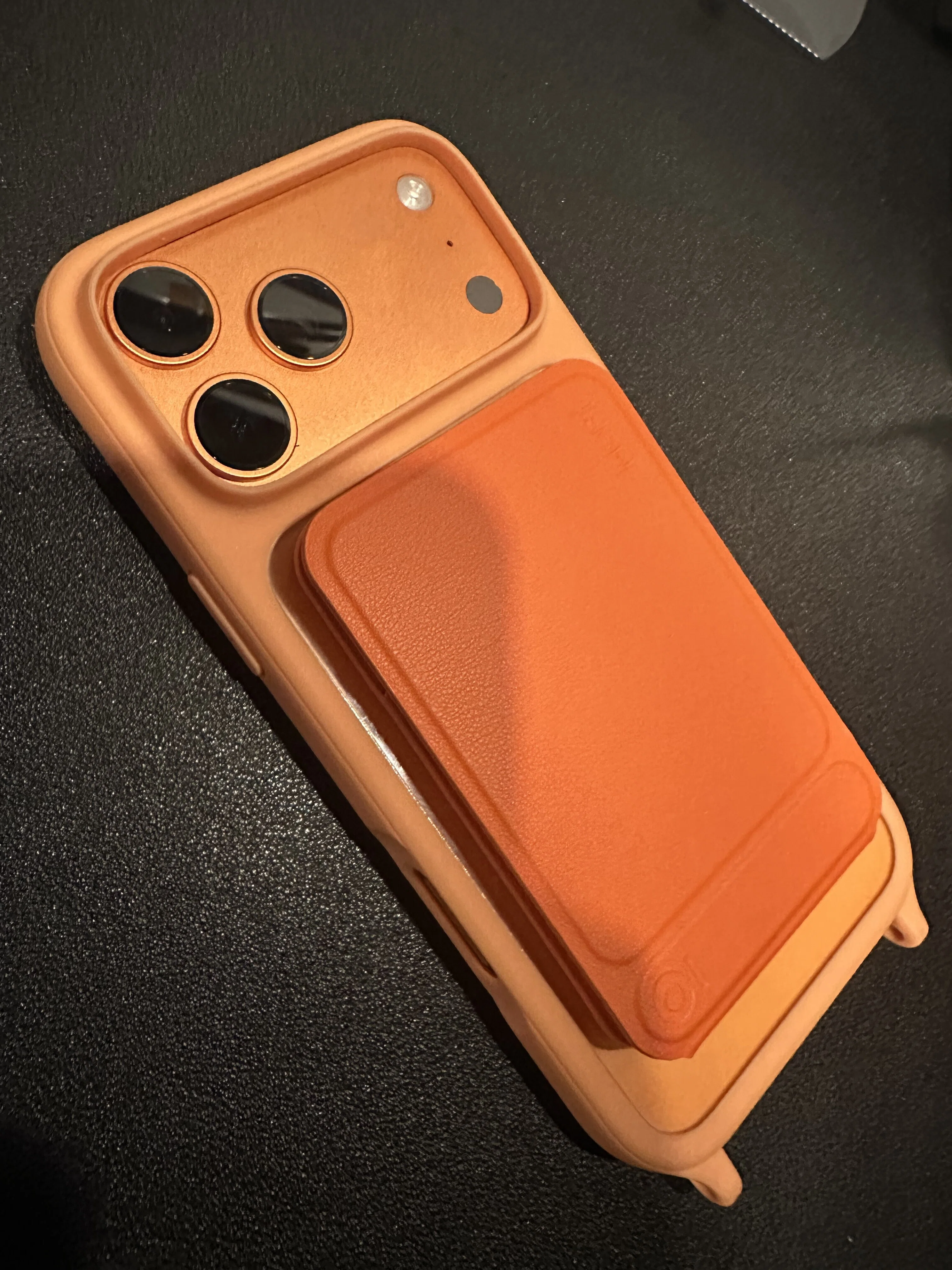 ケース]MagEasy Roam M】iPhone 17 Pro Max オレンジとの相性を心配し