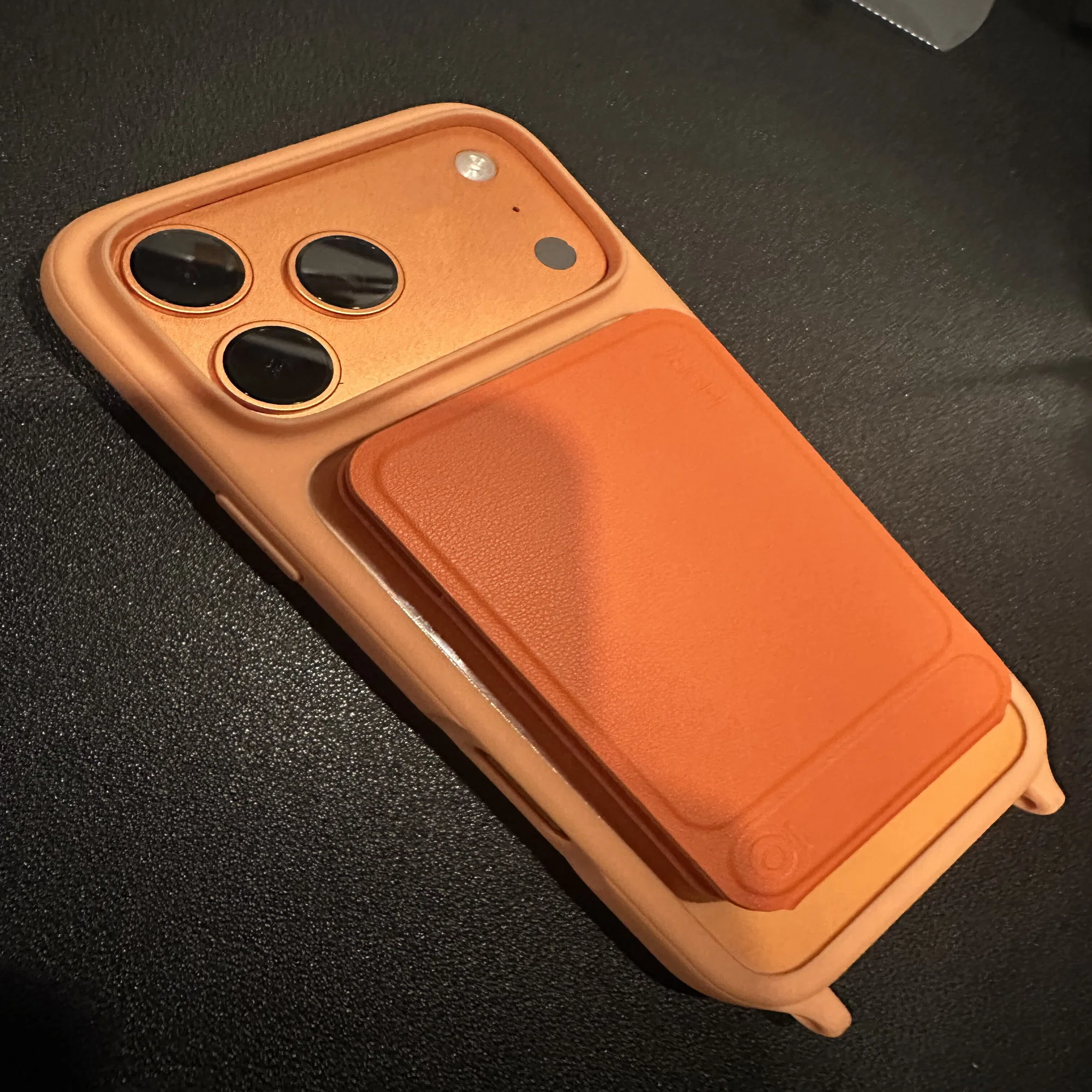 ケース]MagEasy Roam M】iPhone 17 Pro Max オレンジとの相性を心配し 