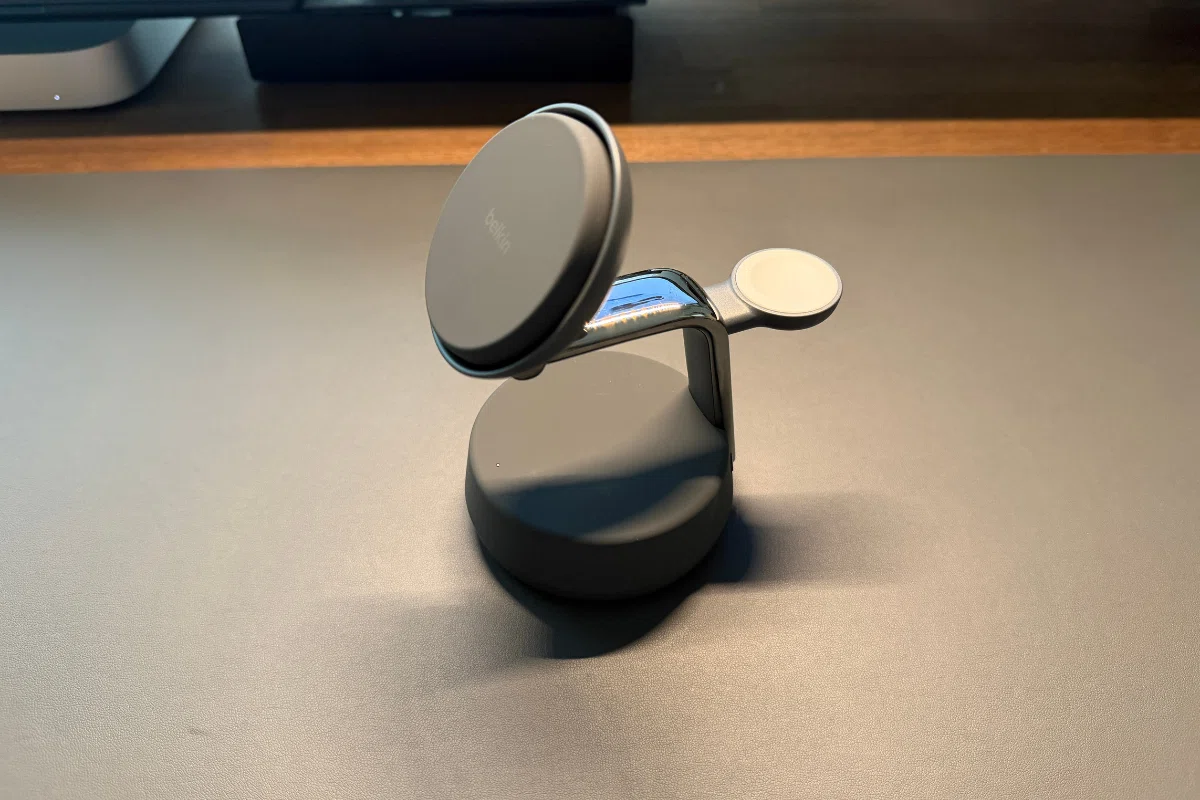 Belkin Qi2 25W ワイヤレス充電器 3 in 1でデスク革命。3種の神器を同時最速で充電する快感