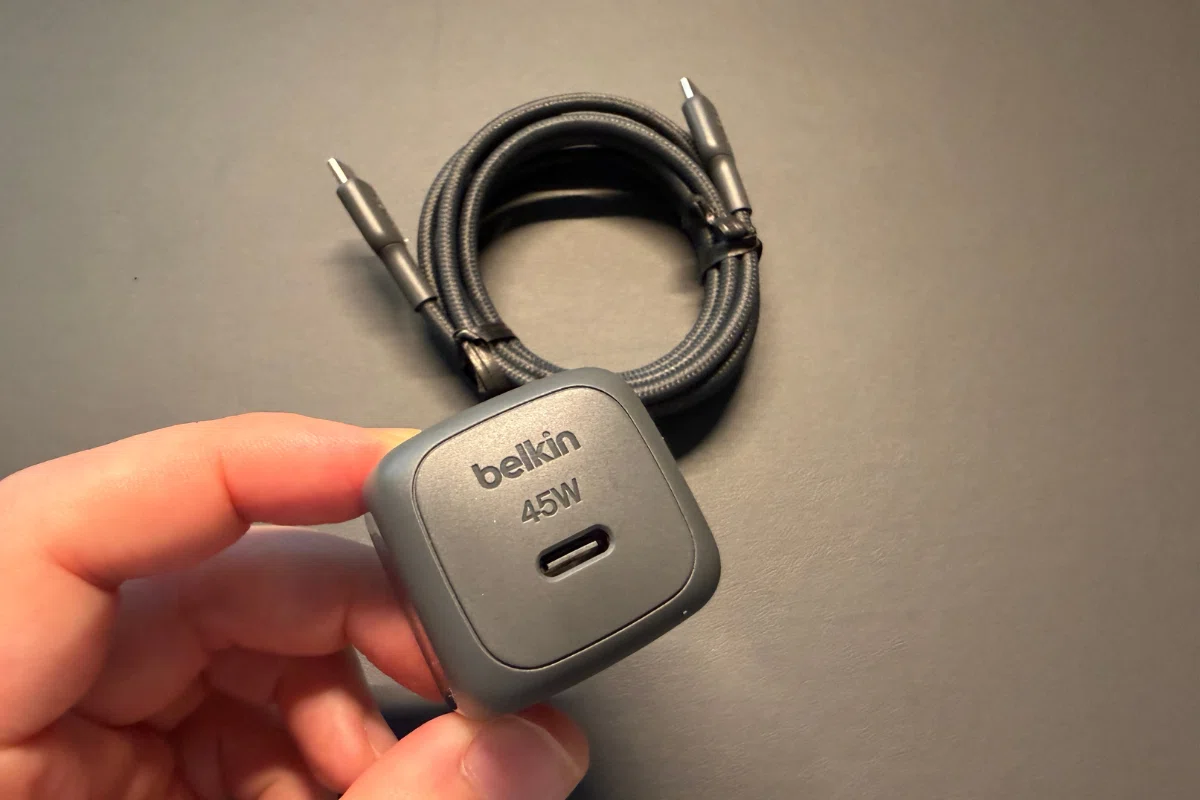 Belkin Qi2 25W ワイヤレス充電器 3 in 1でデスク革命。3種の神器を同時最速で充電する快感