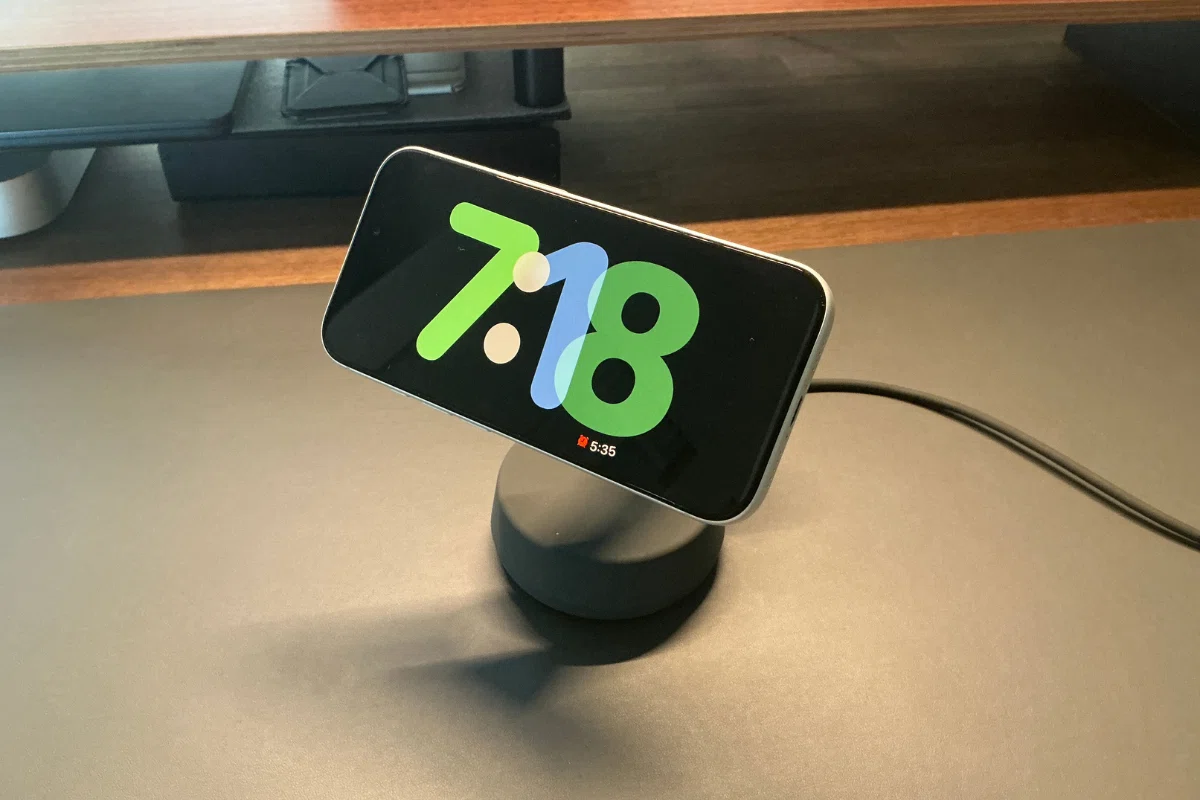 Belkin Qi2 25W ワイヤレス充電器 3 in 1でデスク革命。3種の神器を同時最速で充電する快感