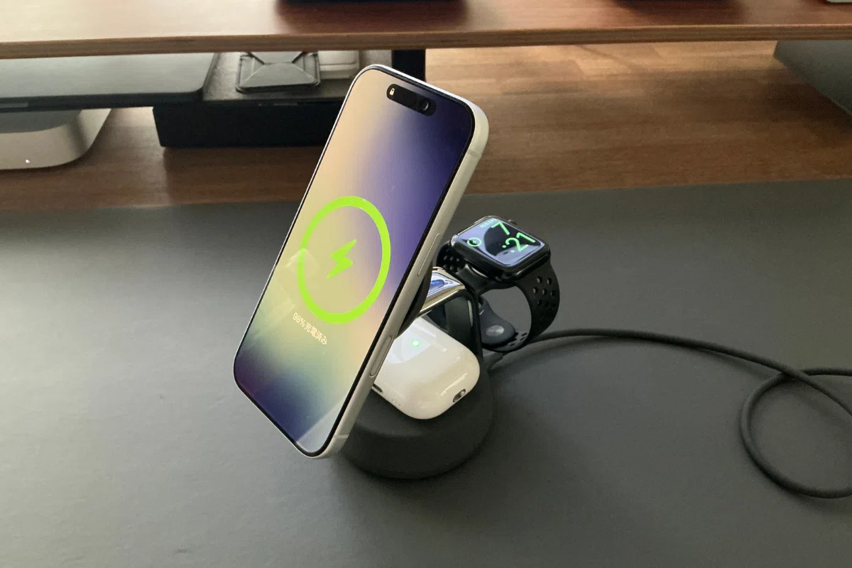 Belkin Qi2 25W ワイヤレス充電器 3 in 1でデスク革命。3種の神器を同時最速で充電する快感
