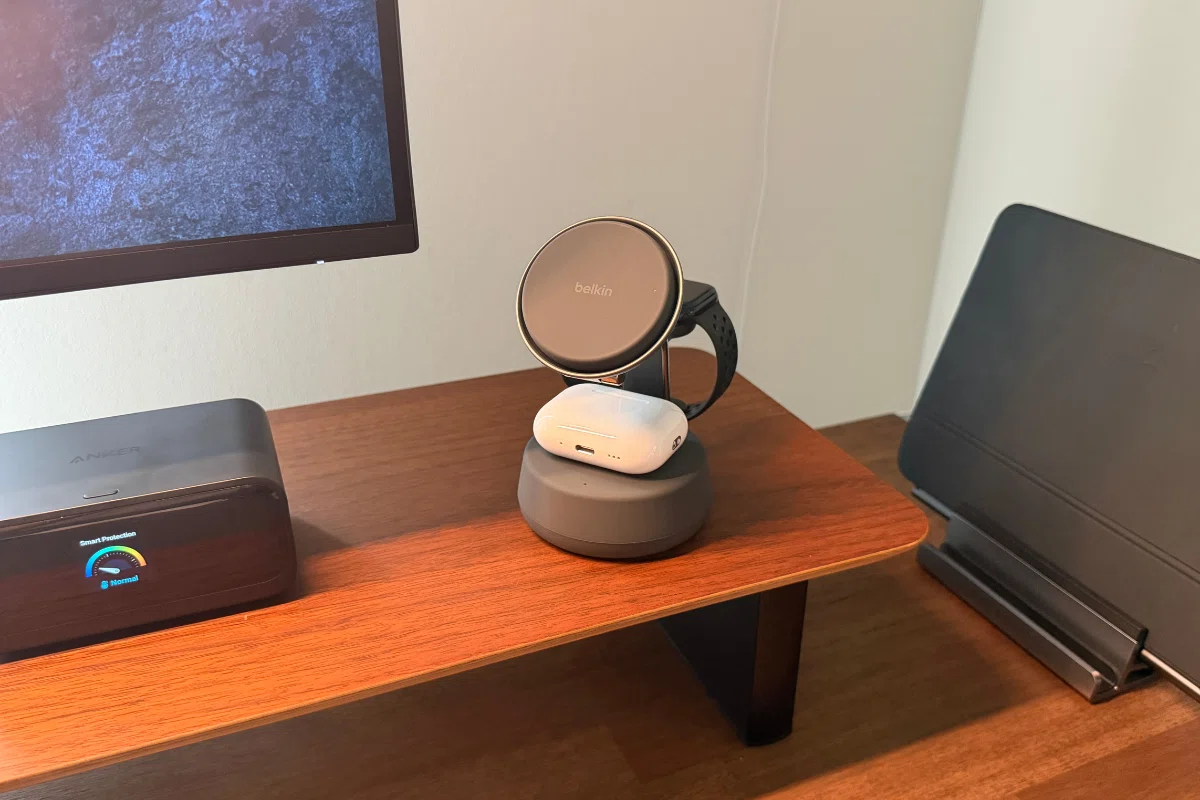 Belkin Qi2 25W ワイヤレス充電器 3 in 1でデスク革命。3種の神器を同時最速で充電する快感