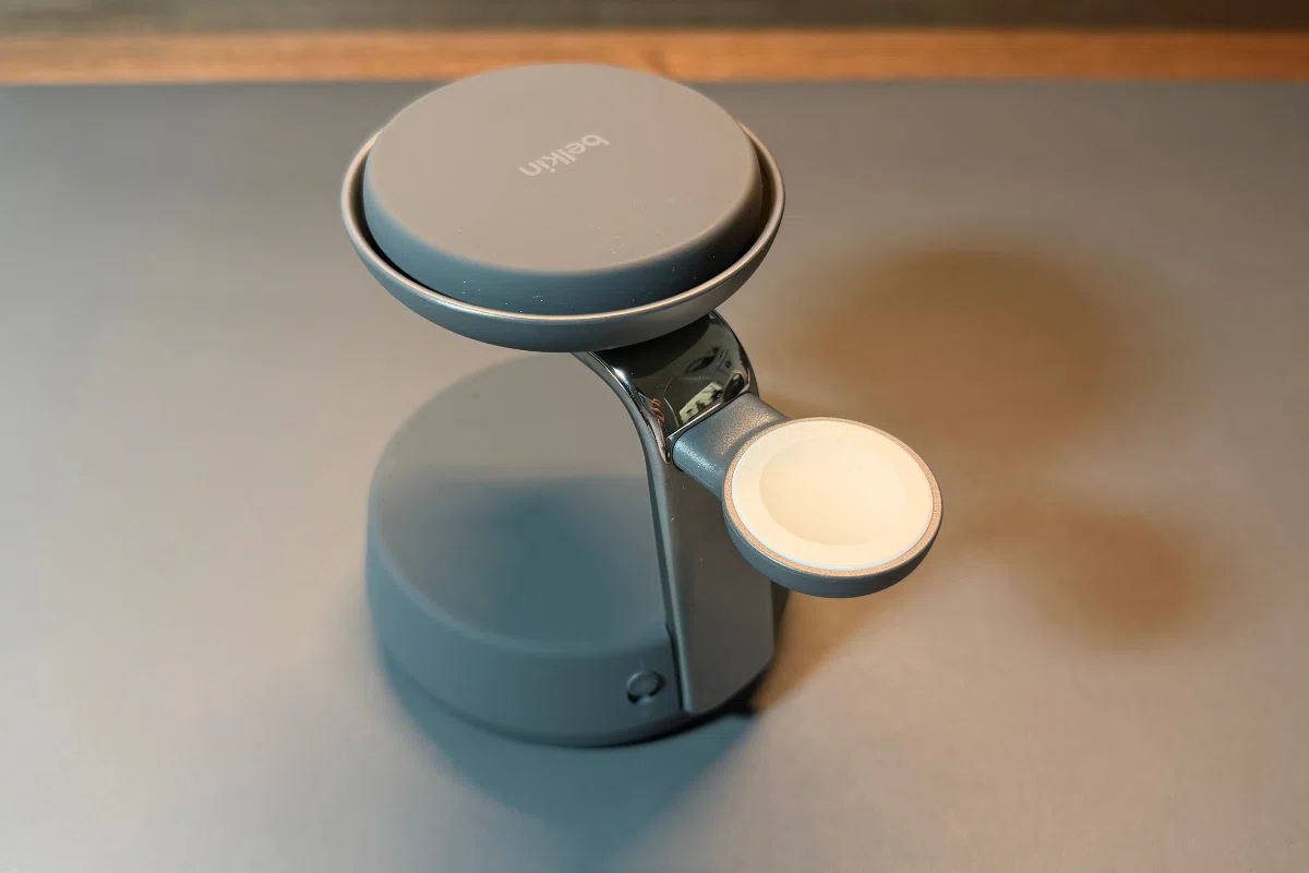 Belkin Qi2 25W ワイヤレス充電器 3 in 1でデスク革命。3種の神器を同時最速で充電する快感